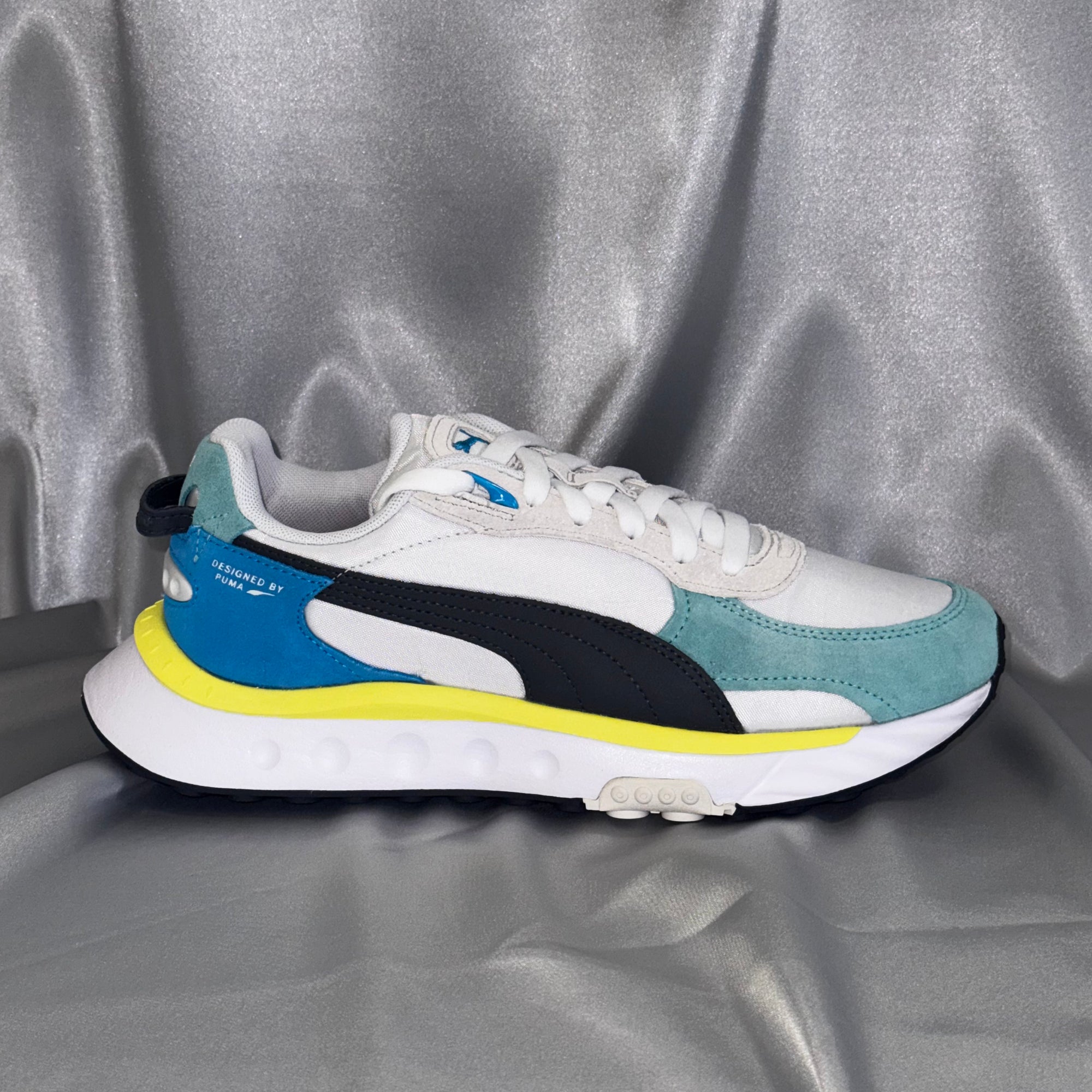 Чоловічі кросівки PUMA Wild Rider Rollin - біло-сіро-бірюзового кольору з жовтими акцентами, європейський бренд, якісне взуття.