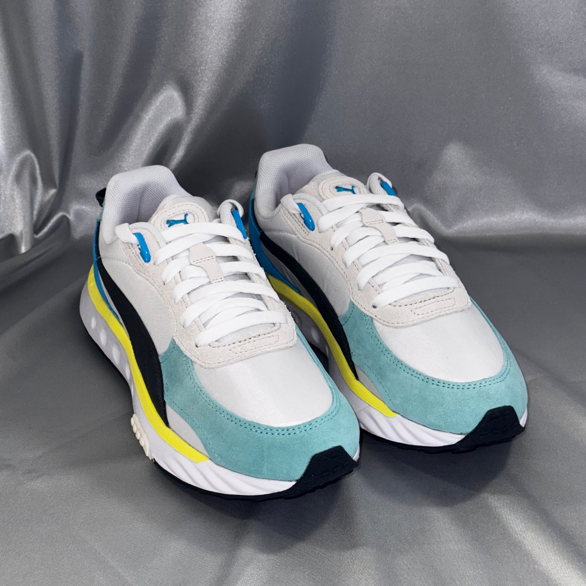 Чоловічі кросівки PUMA Wild Rider Rollin - біло-сіро-бірюзового кольору з жовтими акцентами, європейський бренд, якісне взуття.