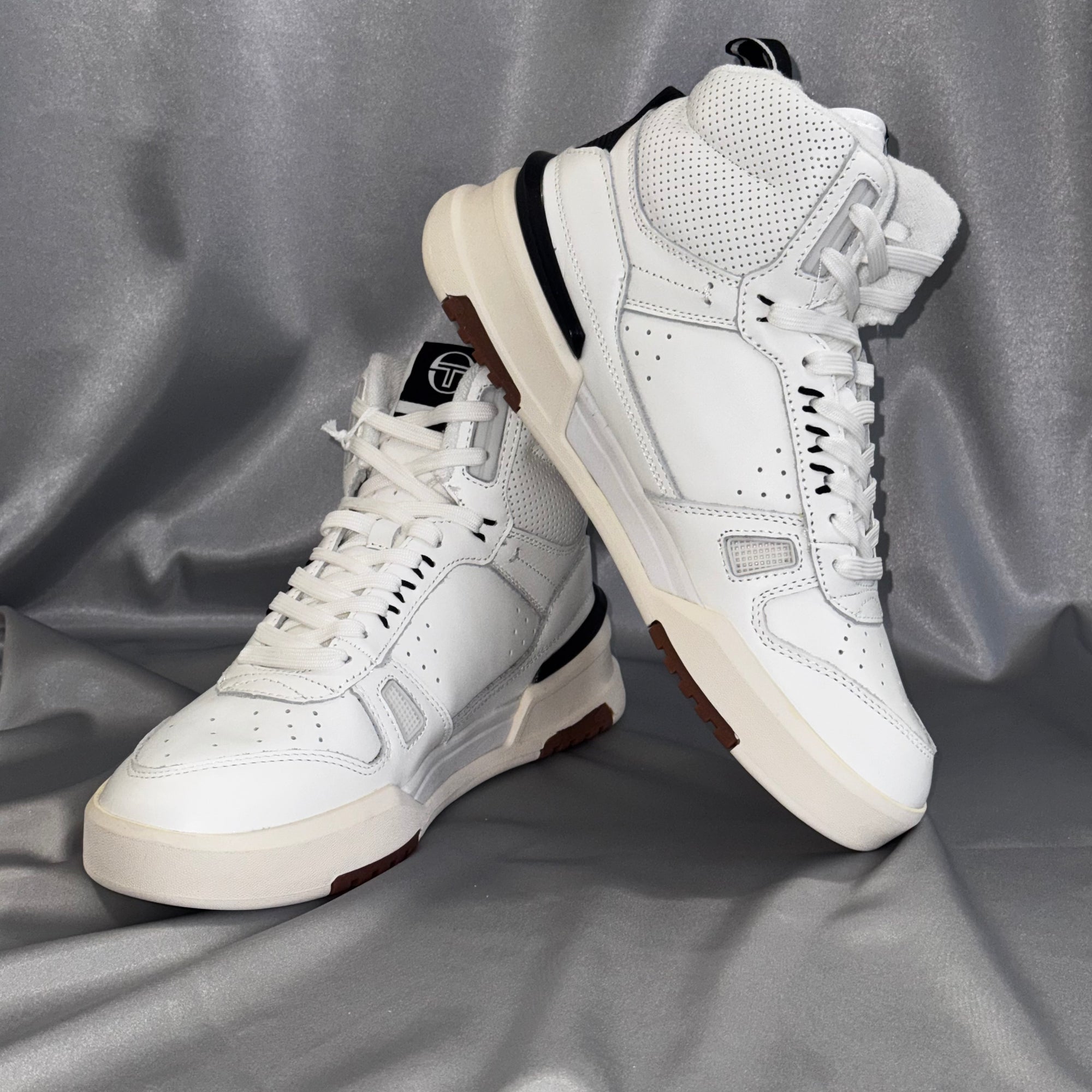 Чоловічі кросівки Sergio Tacchini BB Court Hi - білого кольору з сірими акцентами, високий силует, європейський бренд.