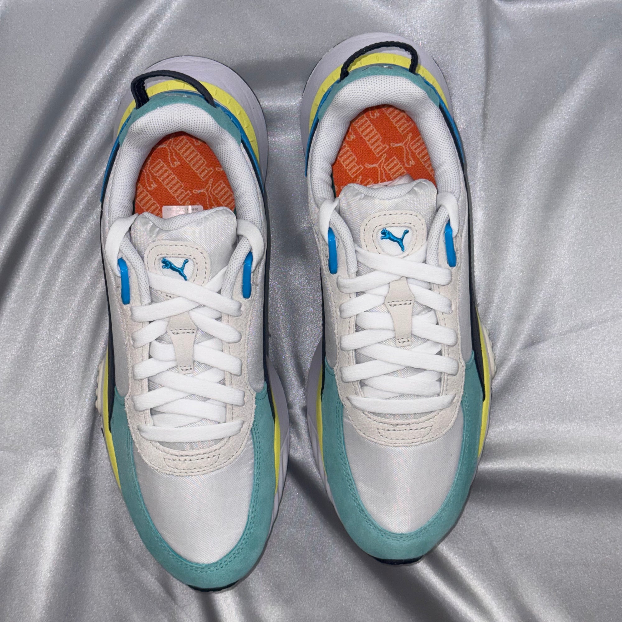 Чоловічі кросівки PUMA Wild Rider Rollin - біло-сіро-бірюзового кольору з жовтими акцентами, європейський бренд, якісне взуття.