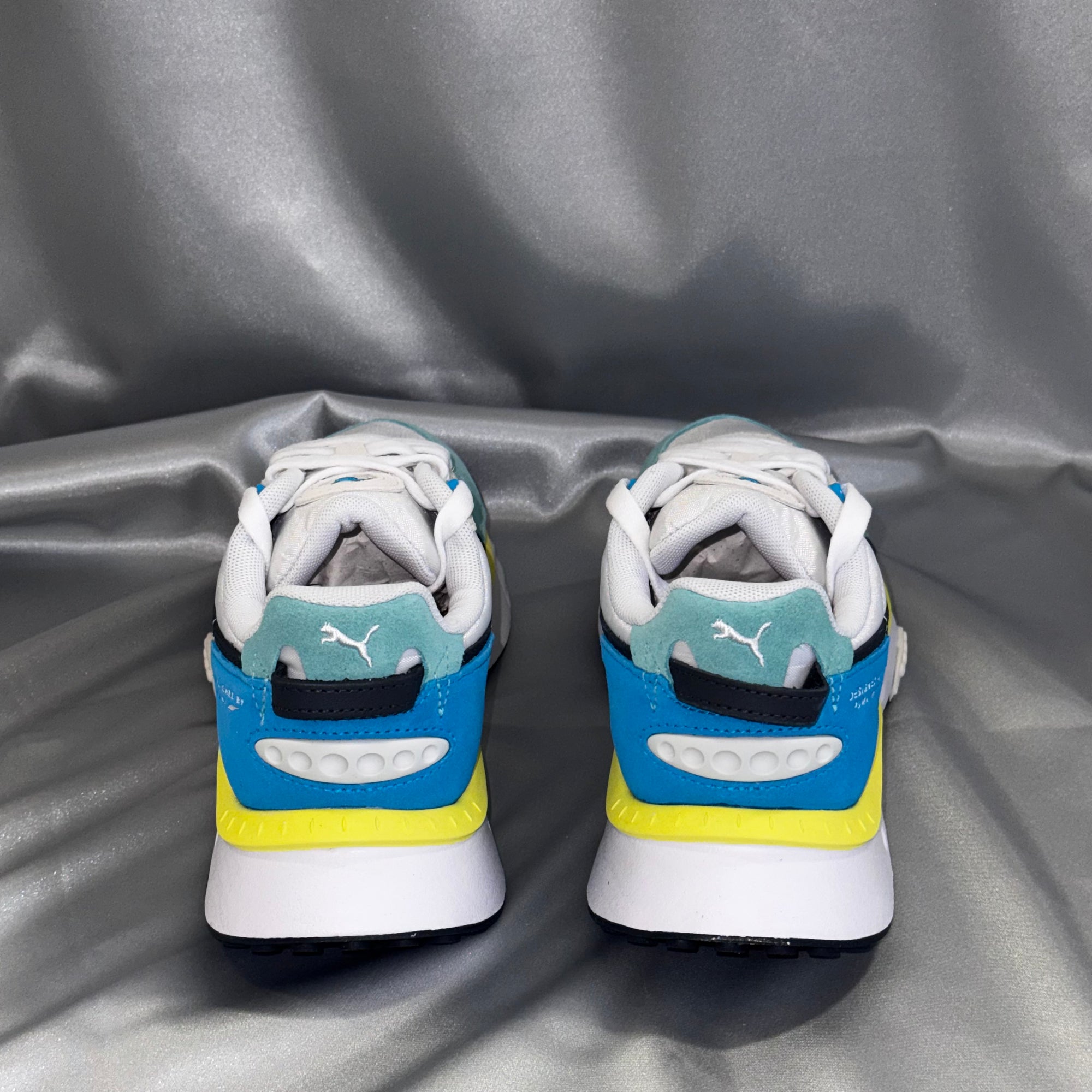 Чоловічі кросівки PUMA Wild Rider Rollin - біло-сіро-бірюзового кольору з жовтими акцентами, європейський бренд, якісне взуття.