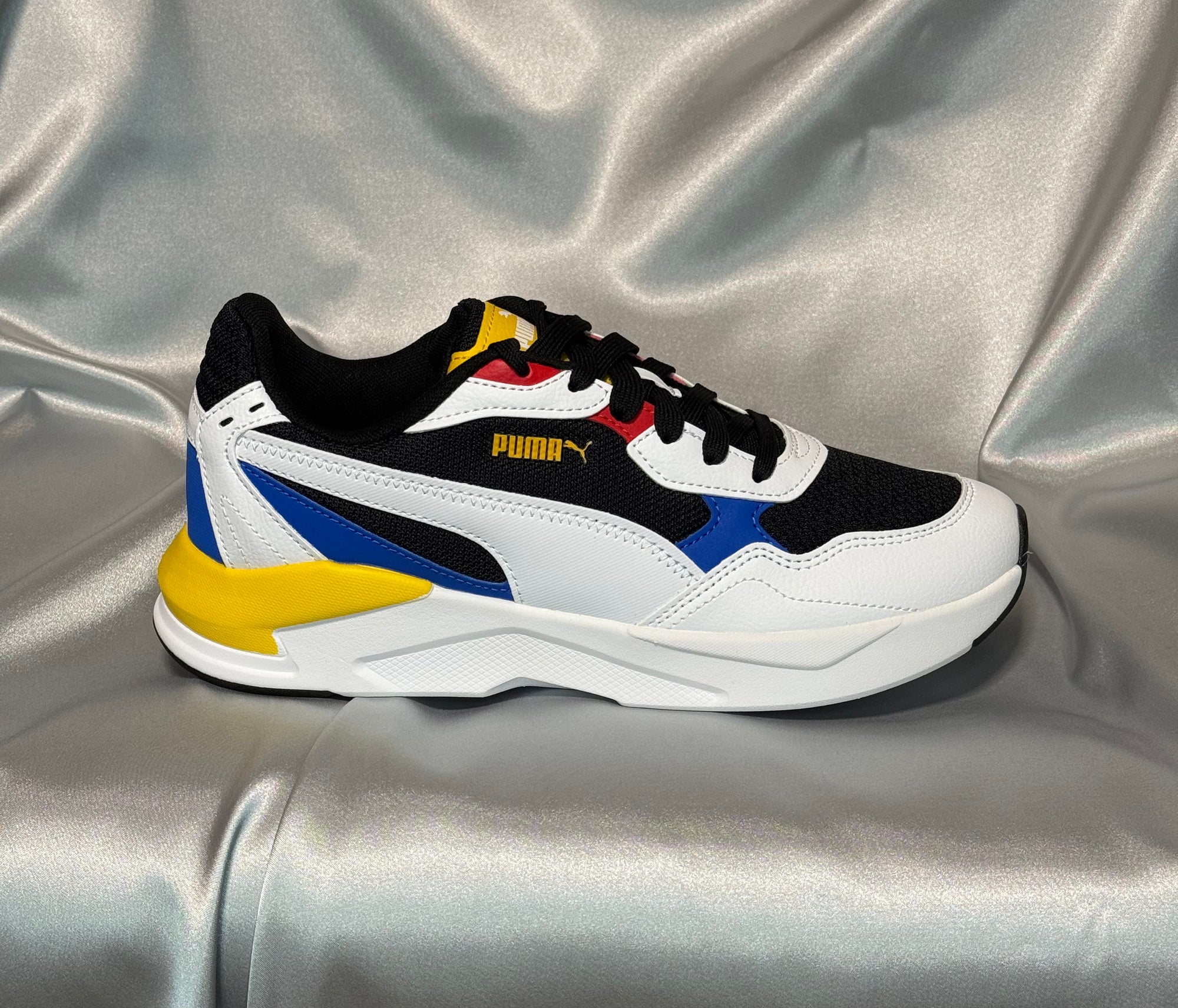 Чоловічі кросівки Puma X Ray Speed Lite білі, з контрасними жовтими, синіми і чорними елементами, європейський бренд.