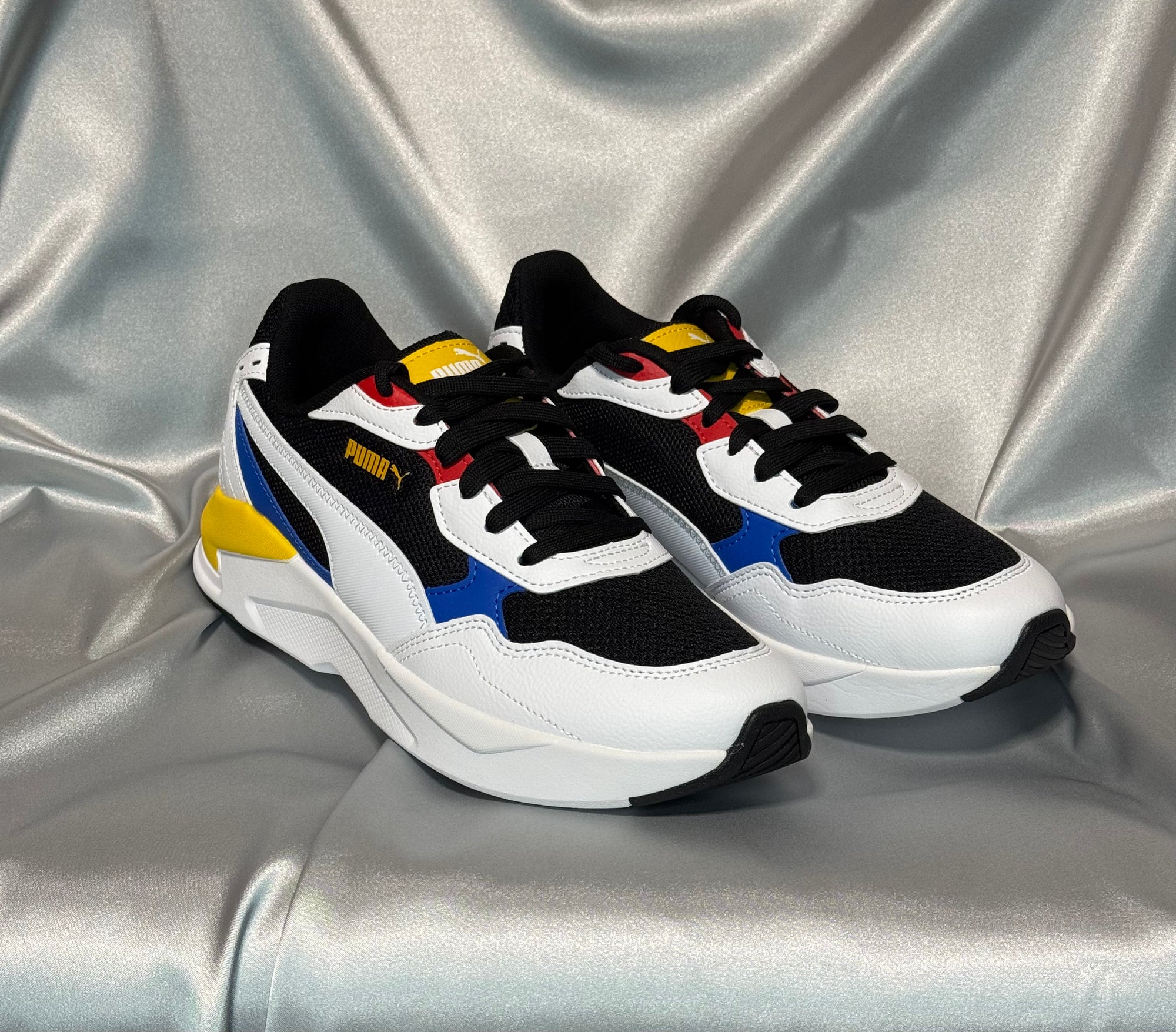 Чоловічі кросівки Puma X Ray Speed Lite білі, з контрасними жовтими, синіми і чорними елементами, європейський бренд.