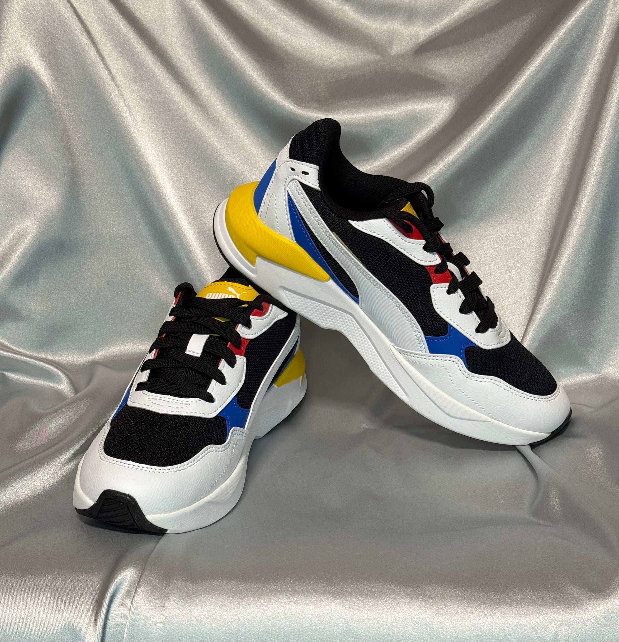 Чоловічі кросівки Puma X Ray Speed Lite білі, з контрасними жовтими, синіми і чорними елементами, європейський бренд.