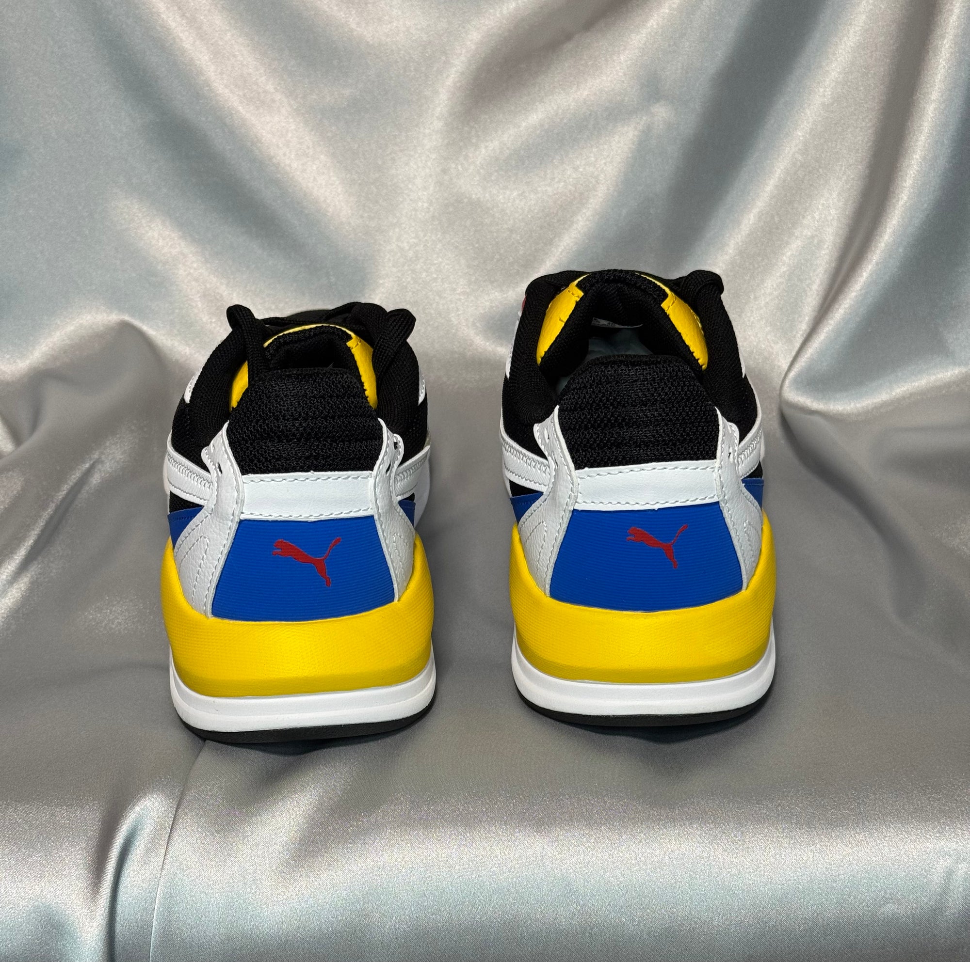 Чоловічі кросівки Puma X Ray Speed Lite білі, з контрасними жовтими, синіми і чорними елементами, європейський бренд.