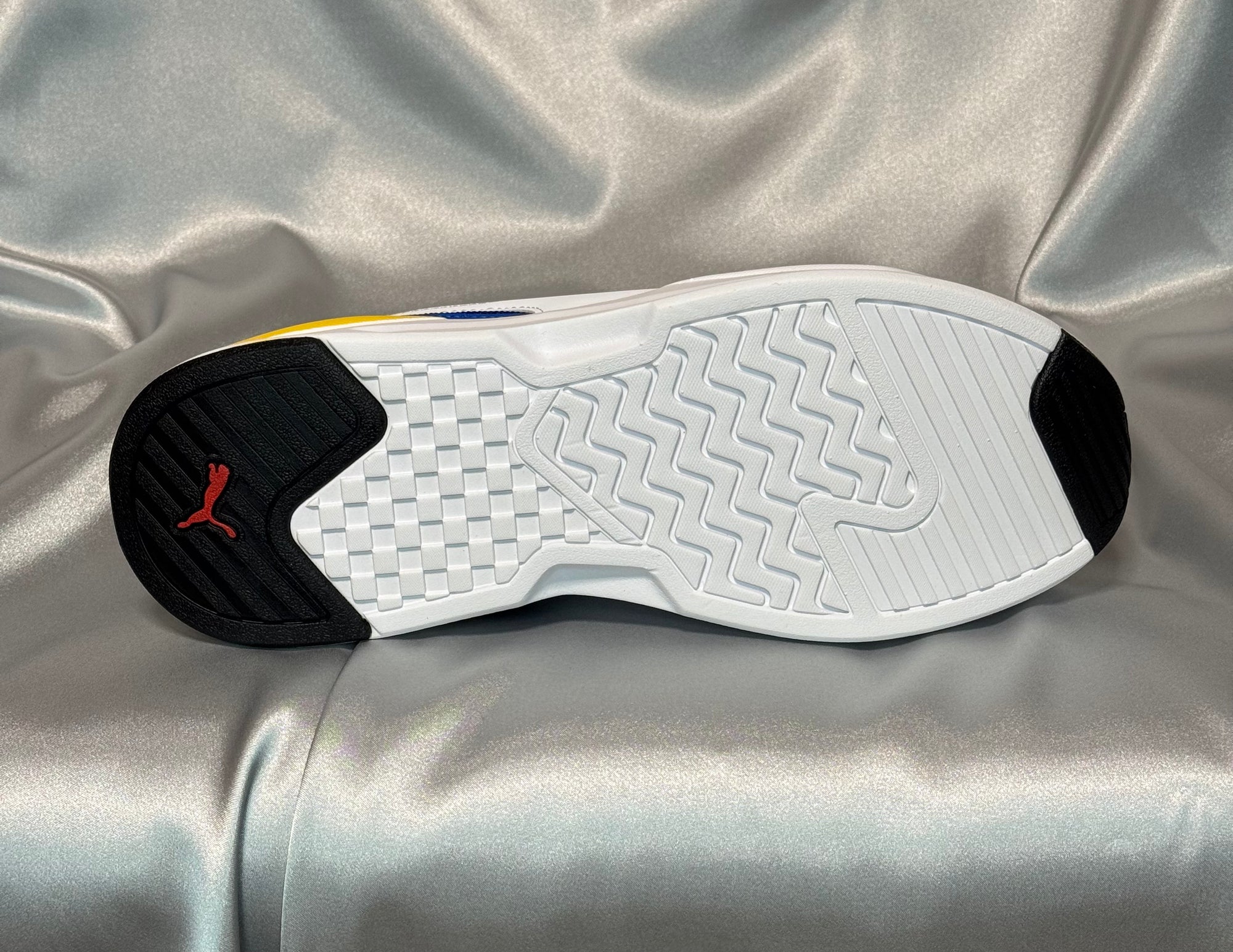 Чоловічі кросівки Puma X Ray Speed Lite білі, з контрасними жовтими, синіми і чорними елементами, європейський бренд.