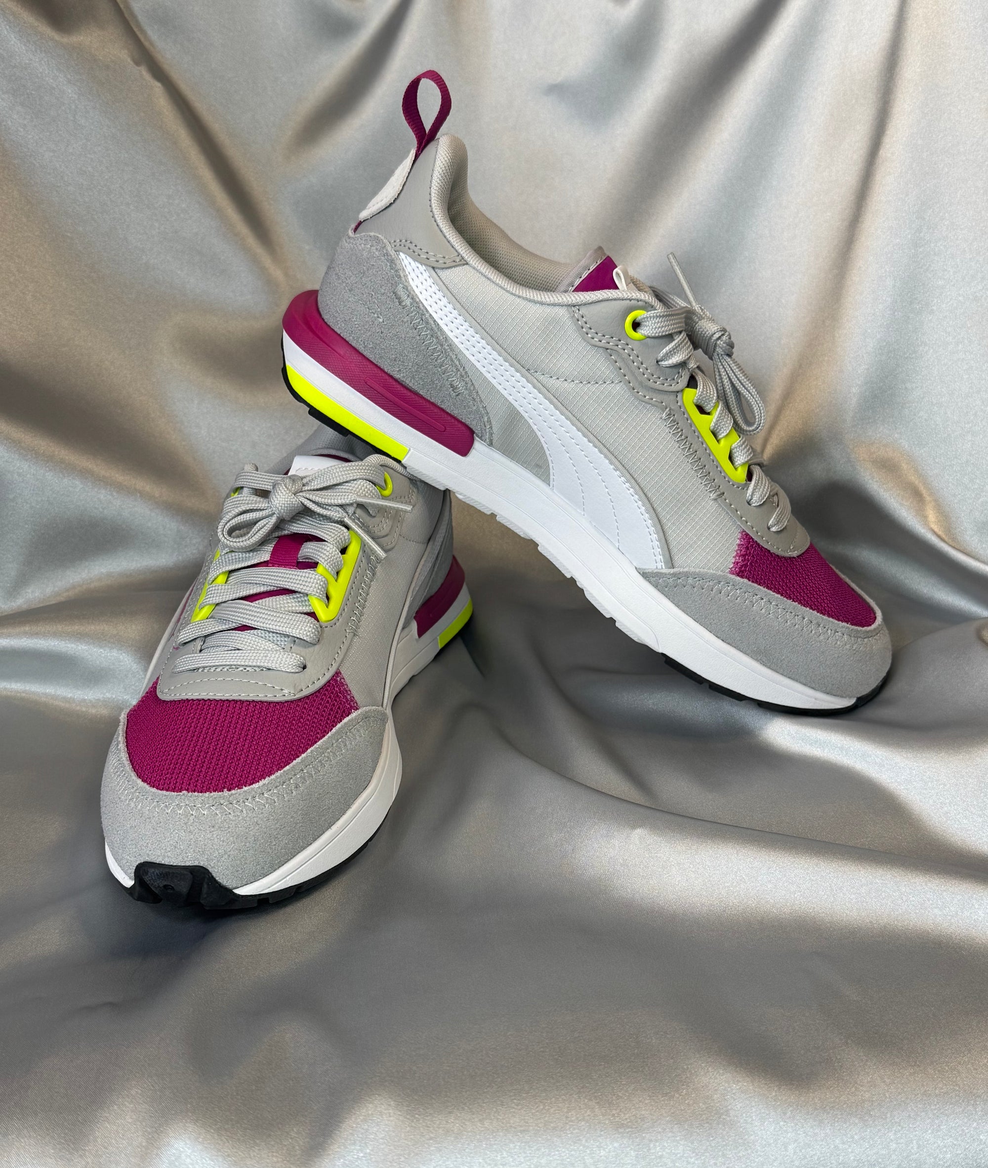 Жіночі кросівки Puma R22 White Yellow Alert білі з сірим кольором з рожевими та жовтими вставками, європейський бренд.