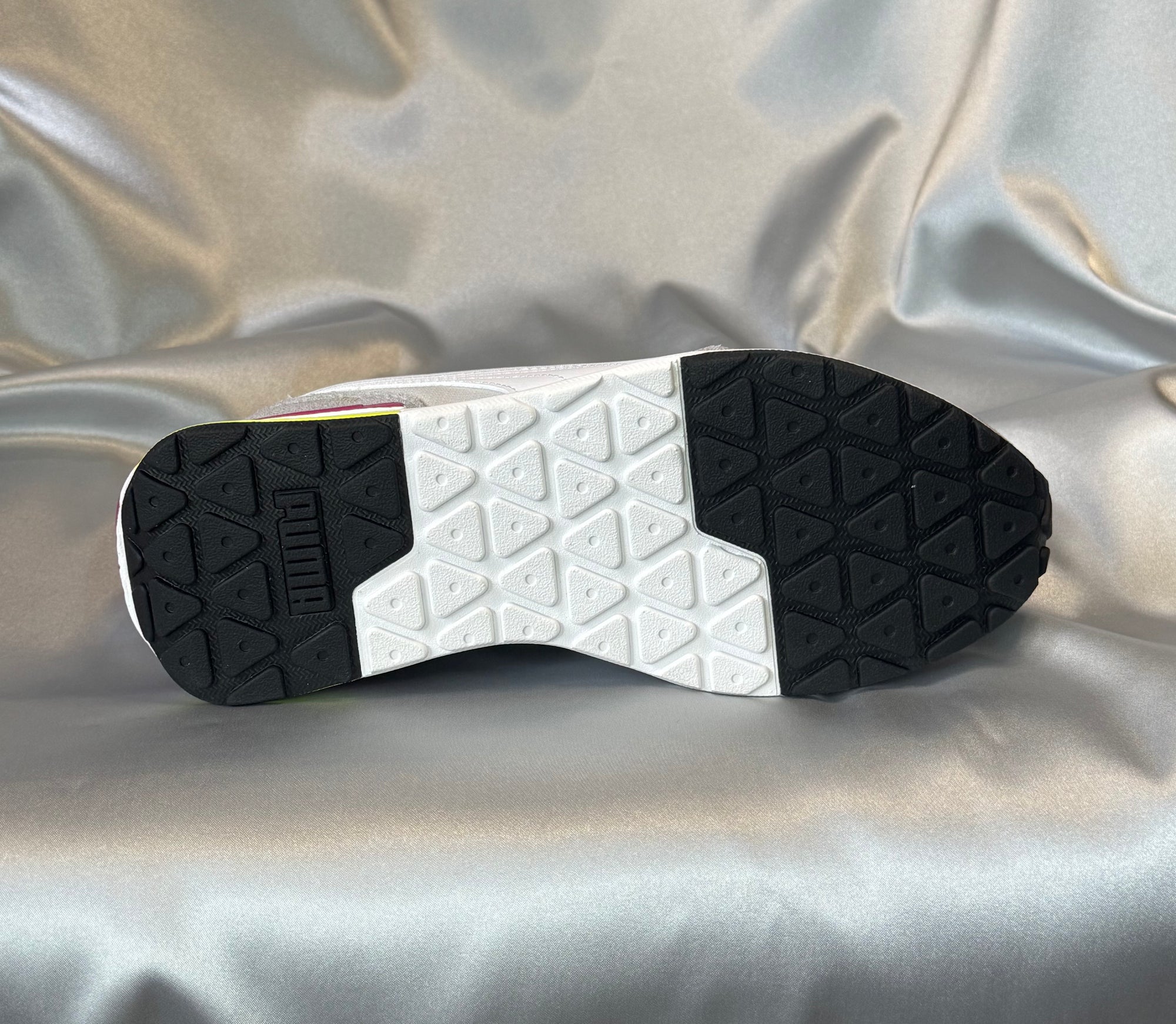 Жіночі кросівки Puma R22 White Yellow Alert білі з сірим кольором з рожевими та жовтими вставками, європейський бренд.