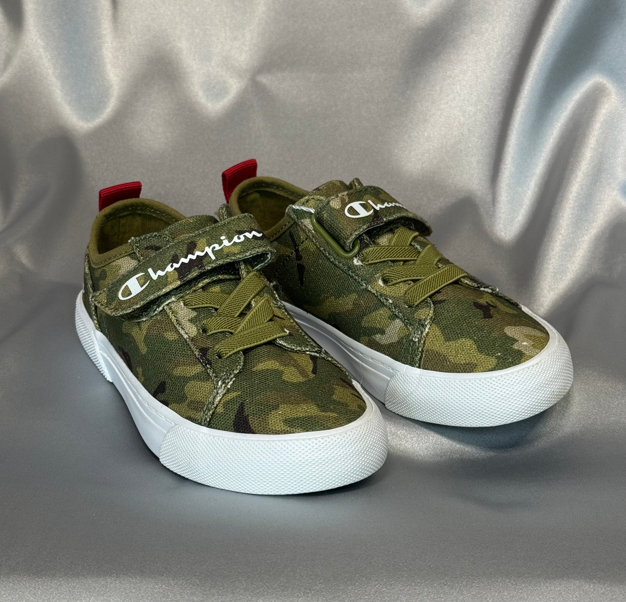 Дитячі кеди Champion Revoli Low B Ps Myg Camo  кольору хакі з білою підошвою, європейський бренд.