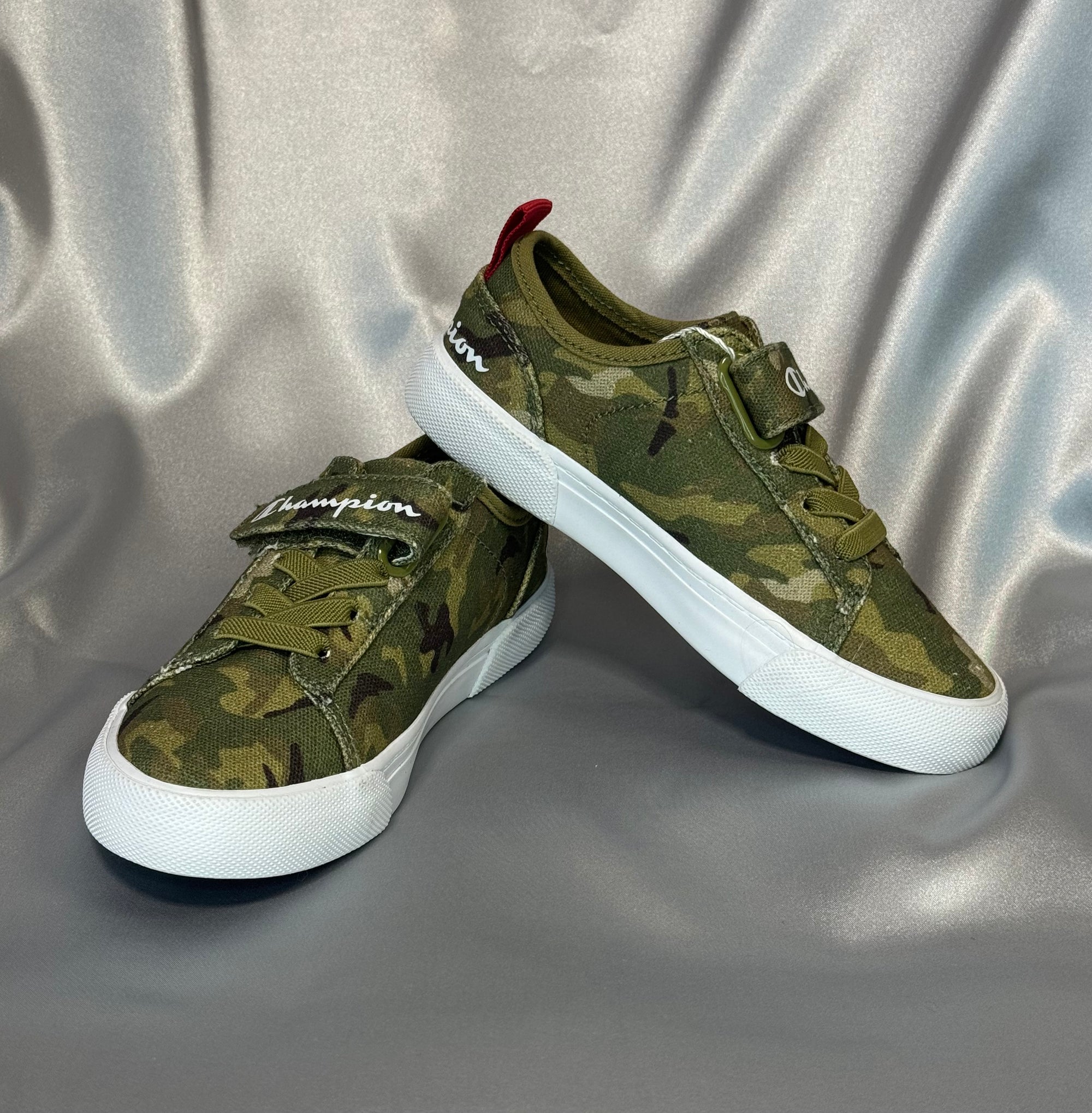 Дитячі кеди Champion Revoli Low B Ps Myg Camo  кольору хакі з білою підошвою, європейський бренд.