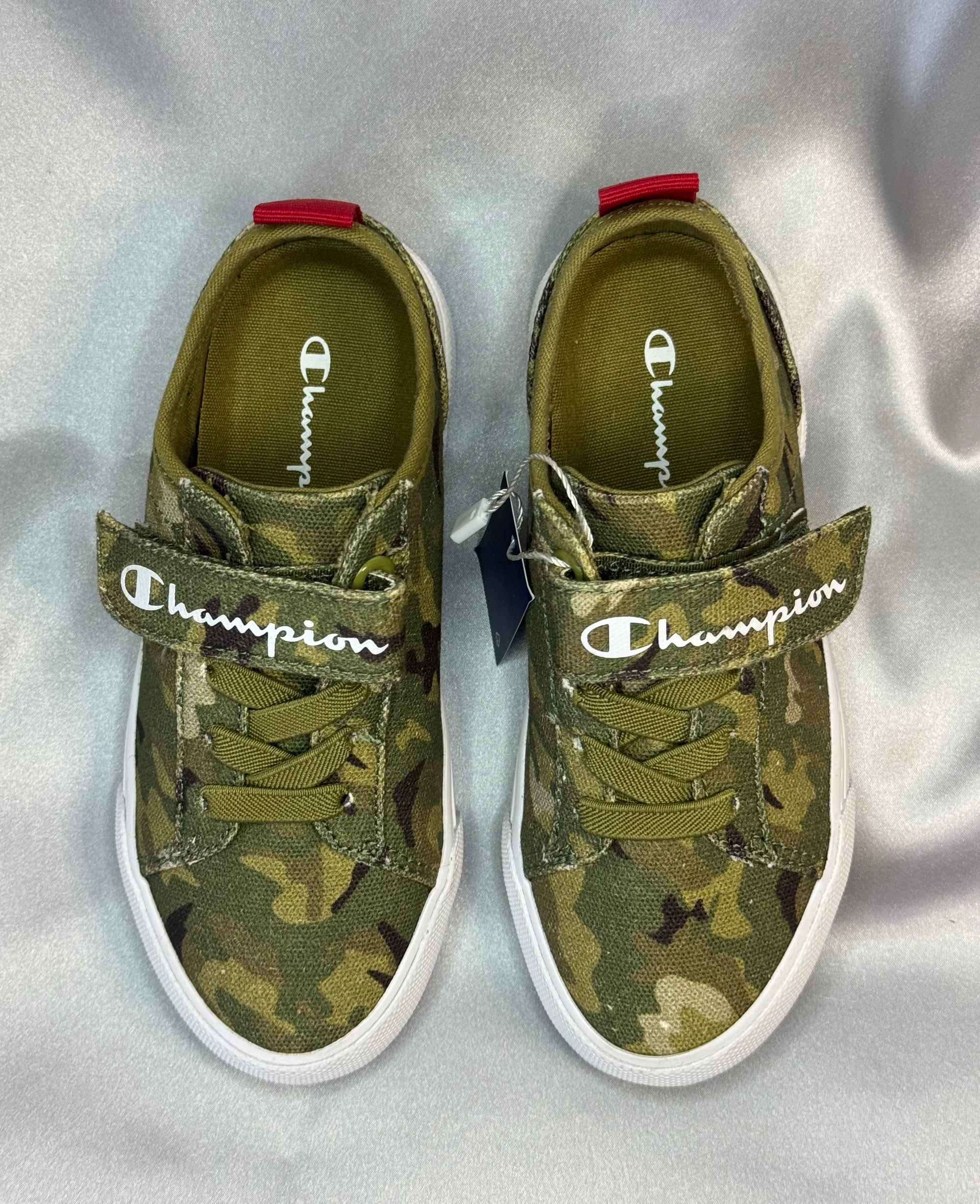 Дитячі кеди Champion Revoli Low B Ps Myg Camo  кольору хакі з білою підошвою, європейський бренд.