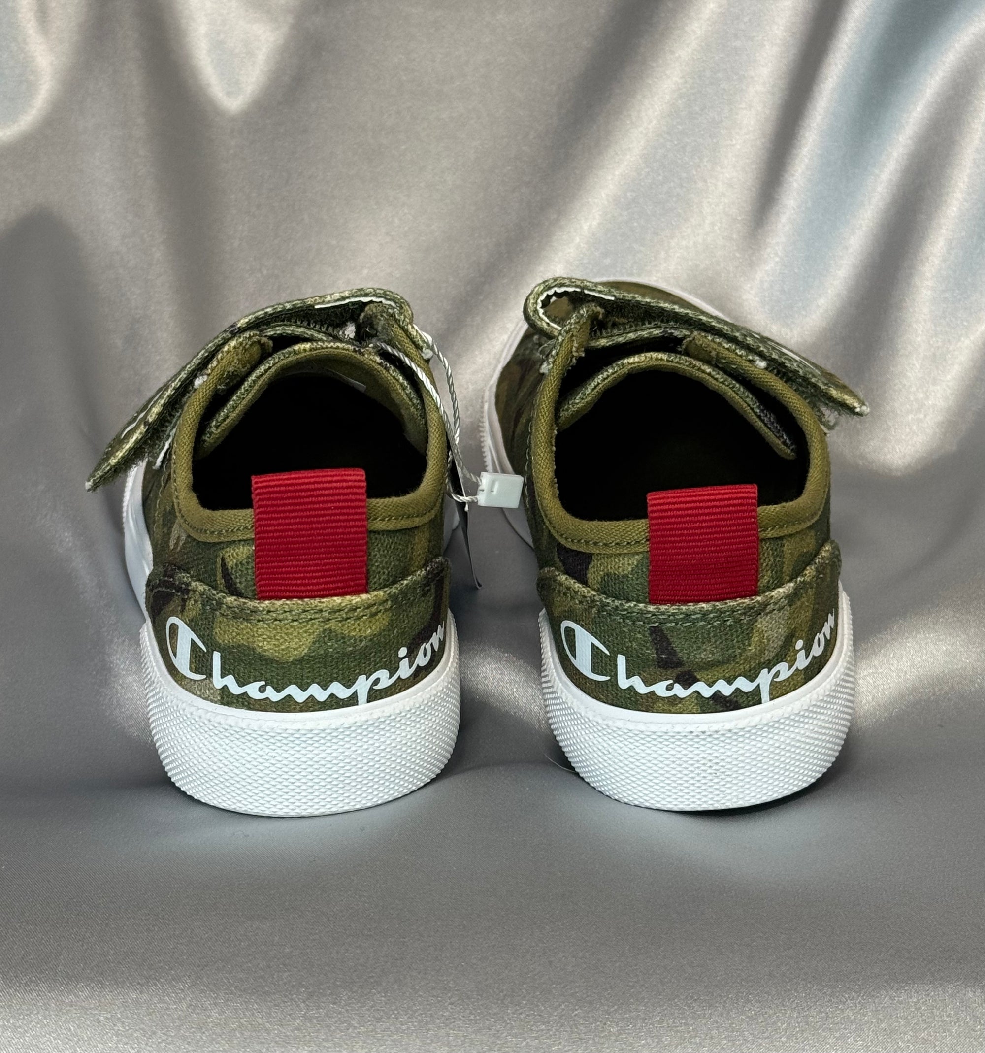 Дитячі кеди Champion Revoli Low B Ps Myg Camo  кольору хакі з білою підошвою, європейський бренд.
