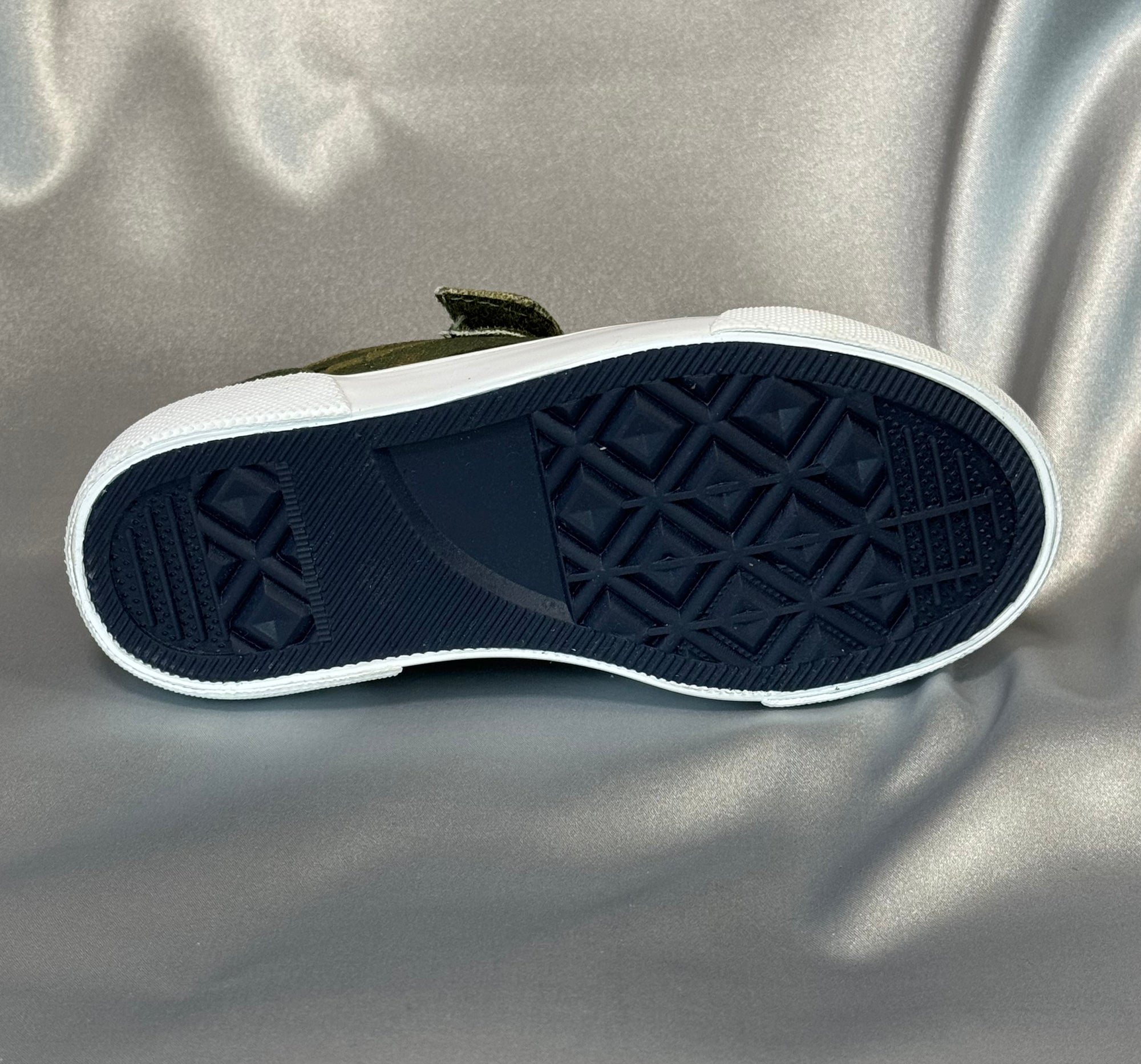 Дитячі кеди Champion Revoli Low B Ps Myg Camo  кольору хакі з білою підошвою, європейський бренд.