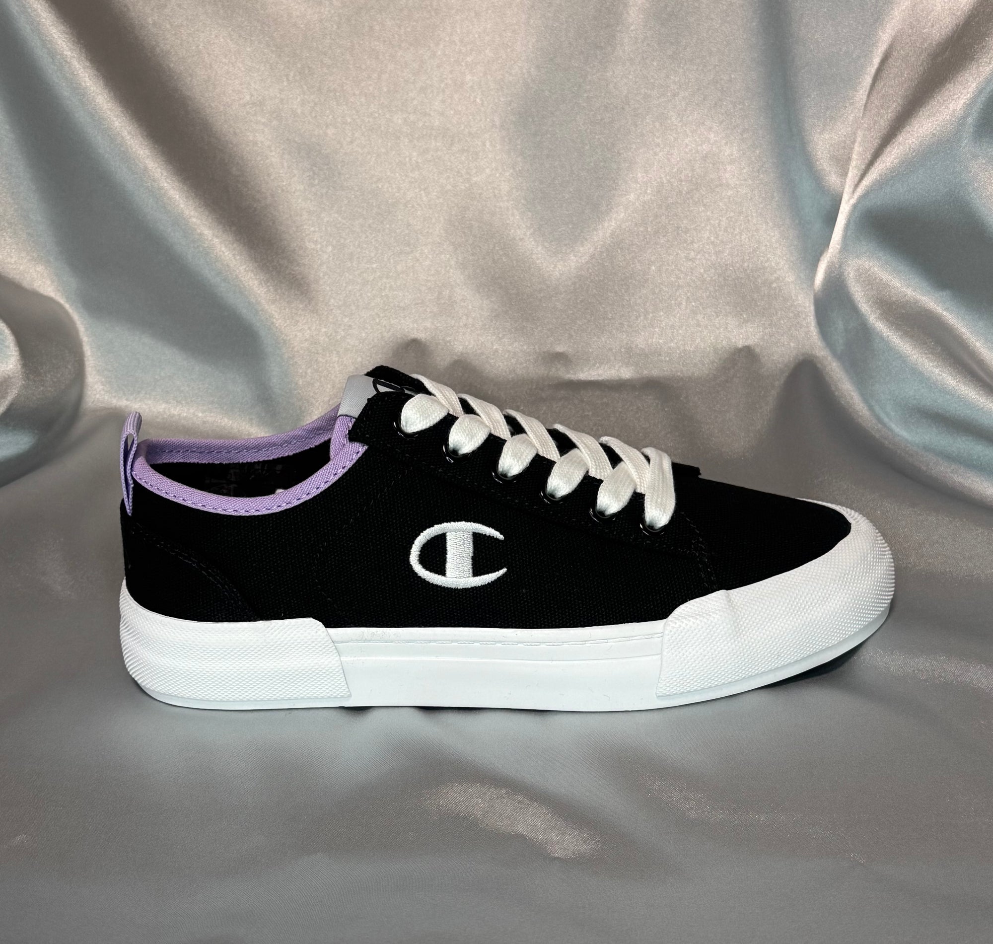 Жіночі кеди Champion Low Cut Shoe Revoli Nbk  чорні з фіолетовим акцентом та білими шнурівками, європейський бренд.