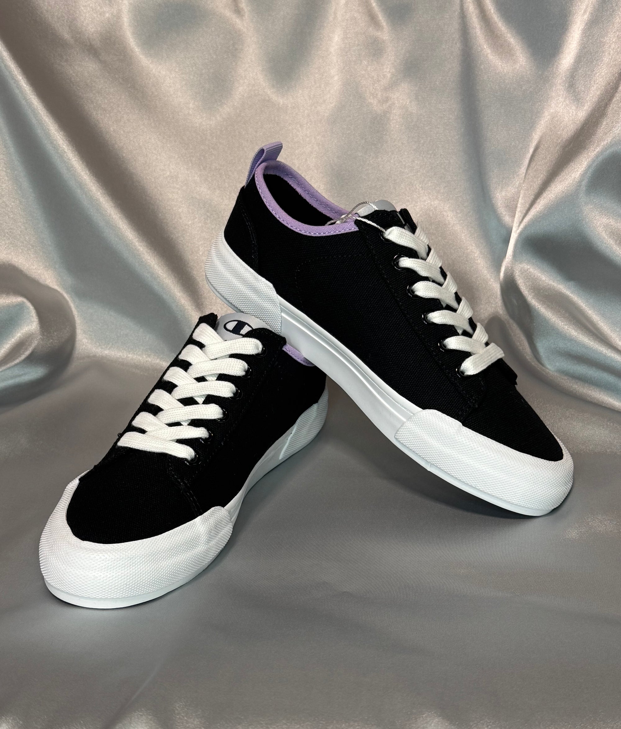 Жіночі кеди Champion Low Cut Shoe Revoli Nbk  чорні з фіолетовим акцентом та білими шнурівками, європейський бренд.