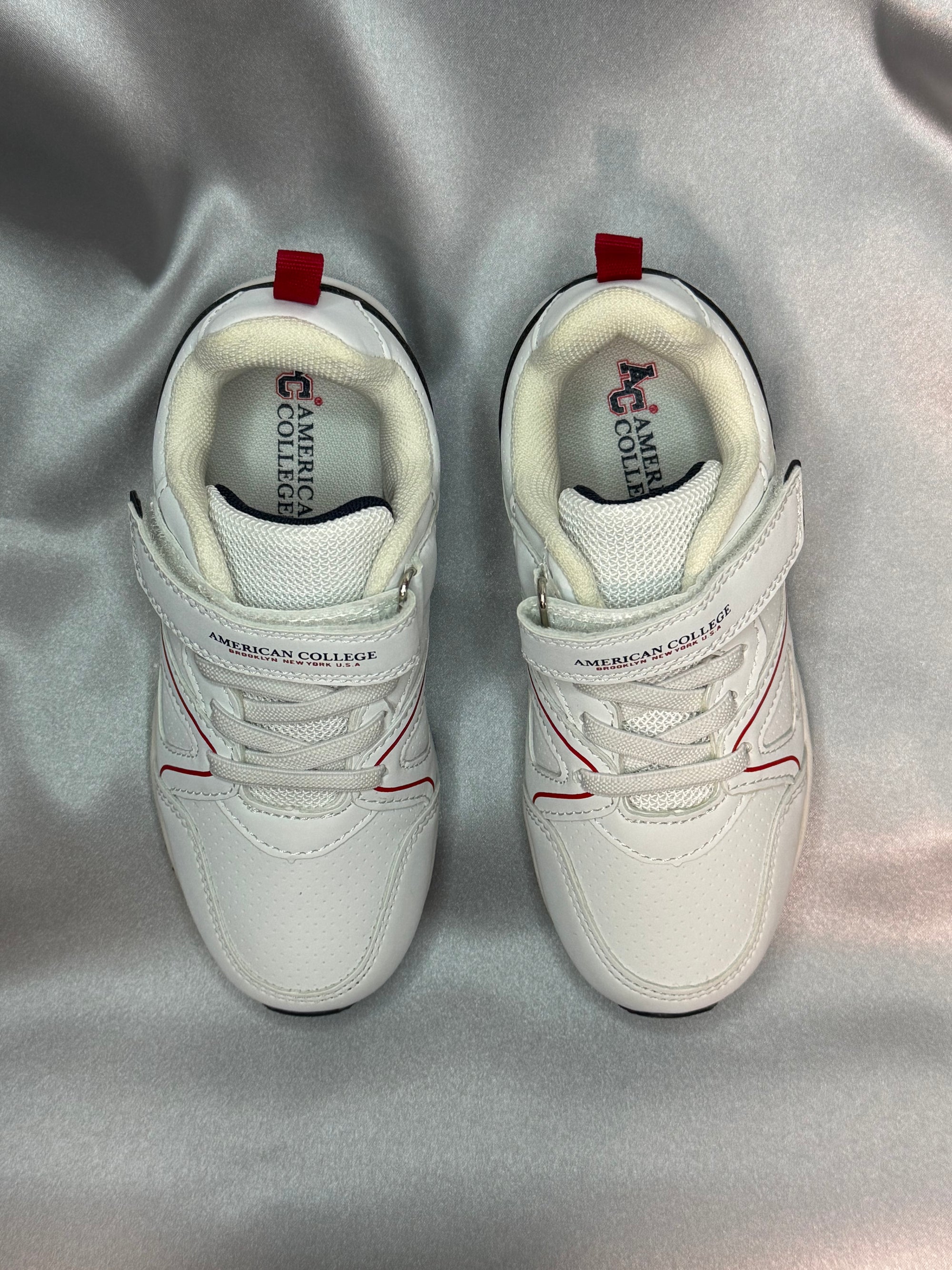 Дитячі кросівки American College Wrangler Kids - WhiteNavy  білого кольору з синіми та червоними всиавками, європейський бренд.