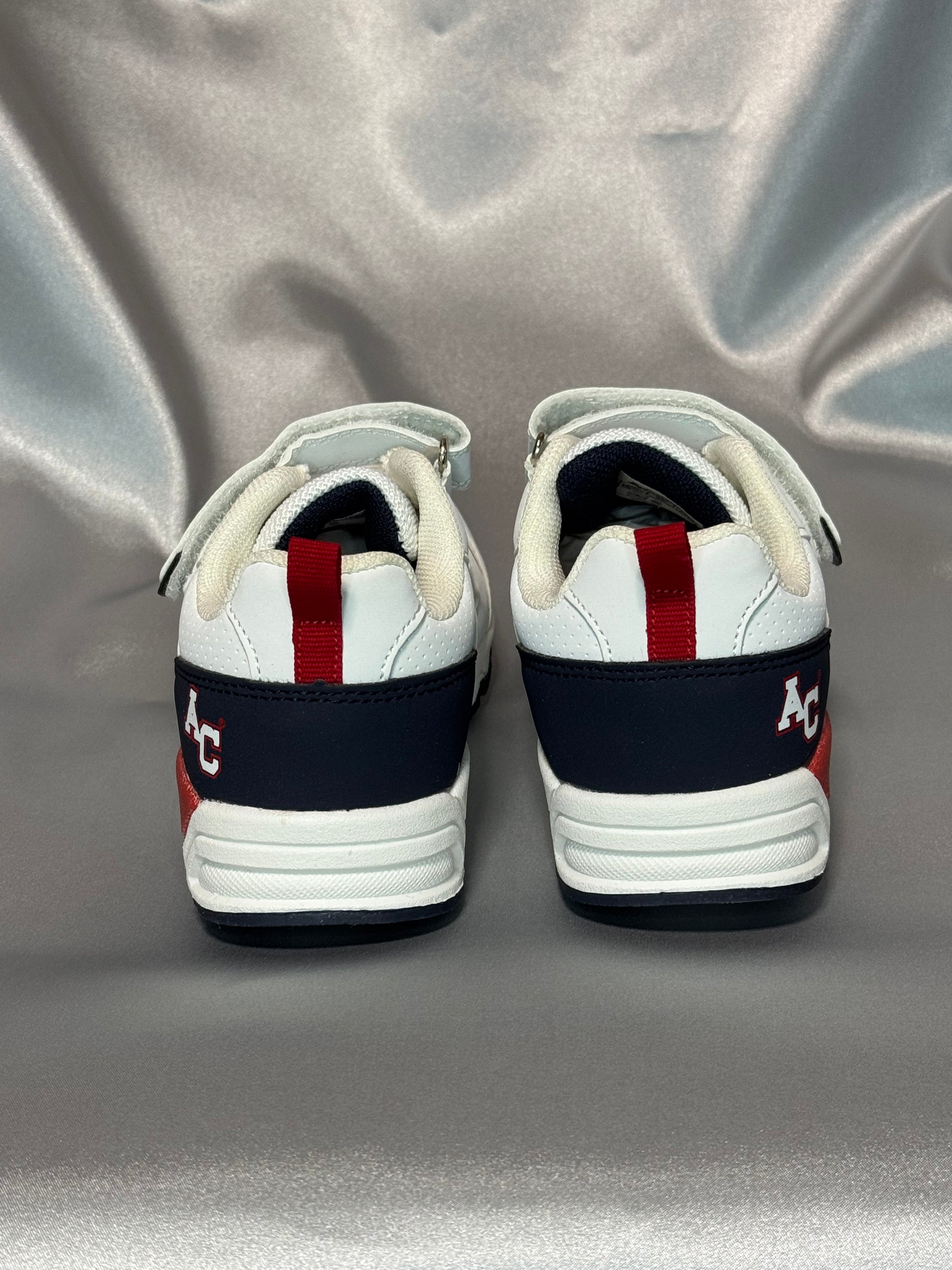 Дитячі кросівки American College Wrangler Kids - WhiteNavy  білого кольору з синіми та червоними всиавками, європейський бренд.