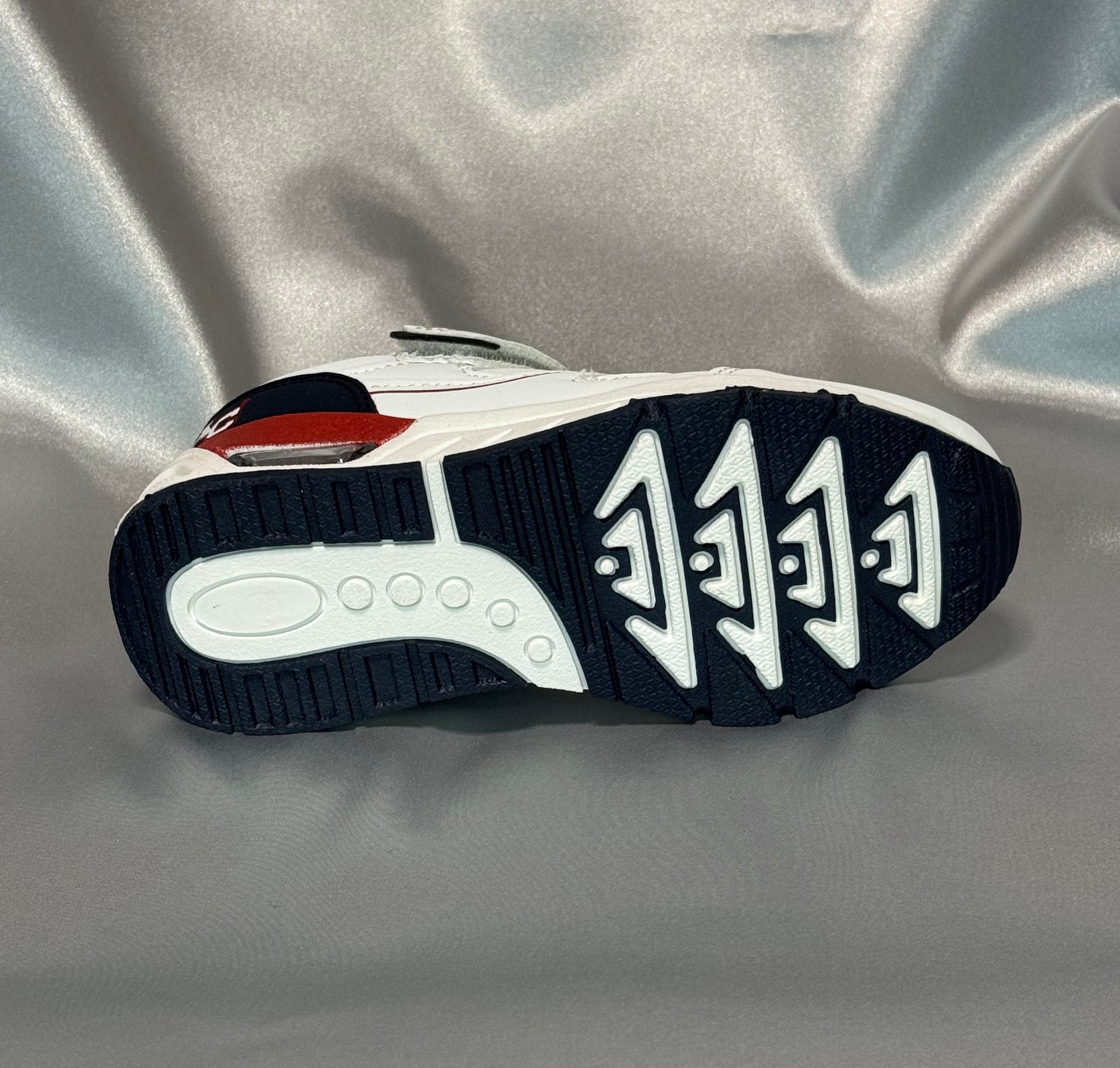 Дитячі кросівки American College Wrangler Kids - WhiteNavy  білого кольору з синіми та червоними всиавками, європейський бренд.