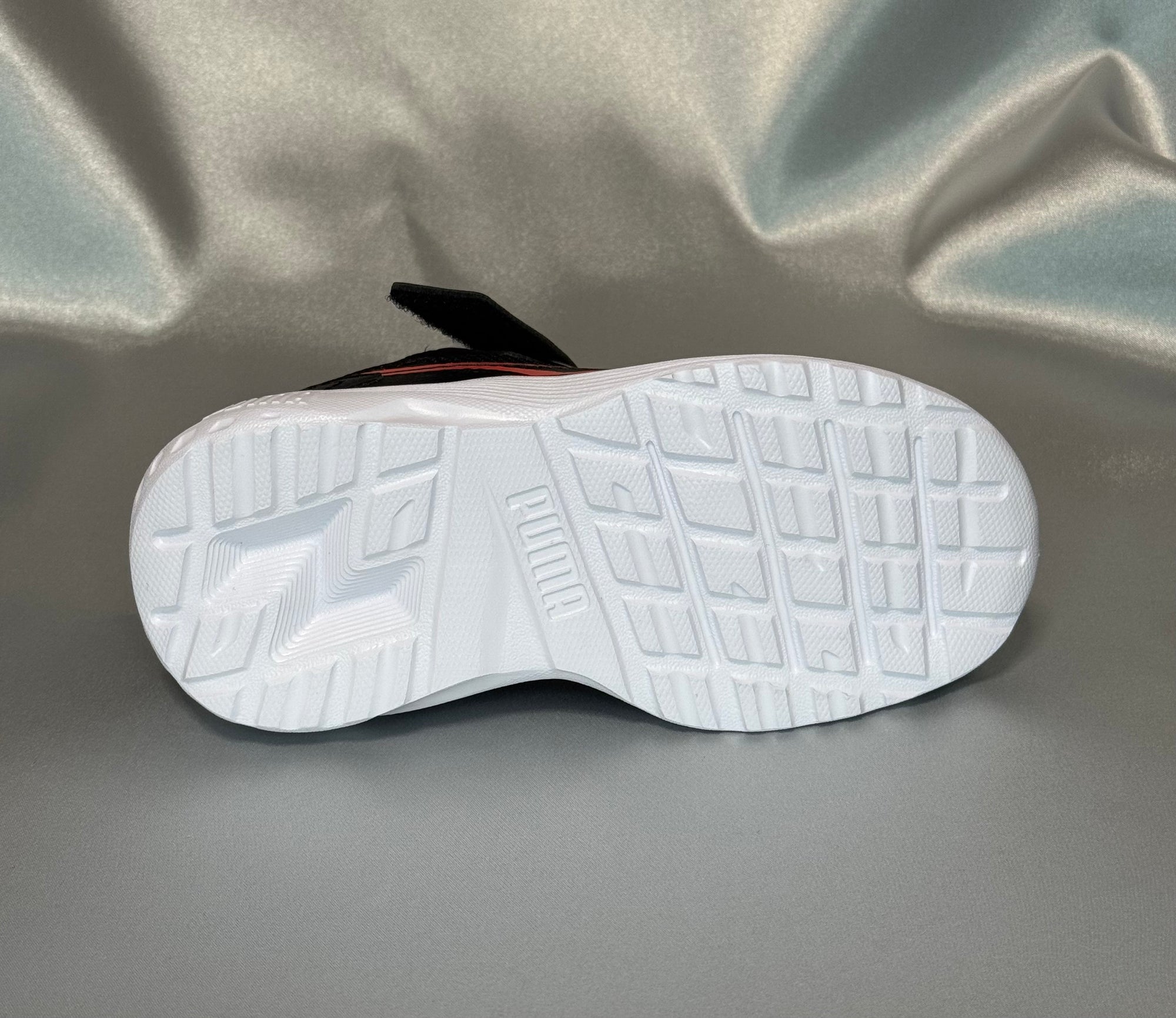 Дитячі кросівки Puma All-Day Active чорні з кораловою вставкою, європейський бренд.