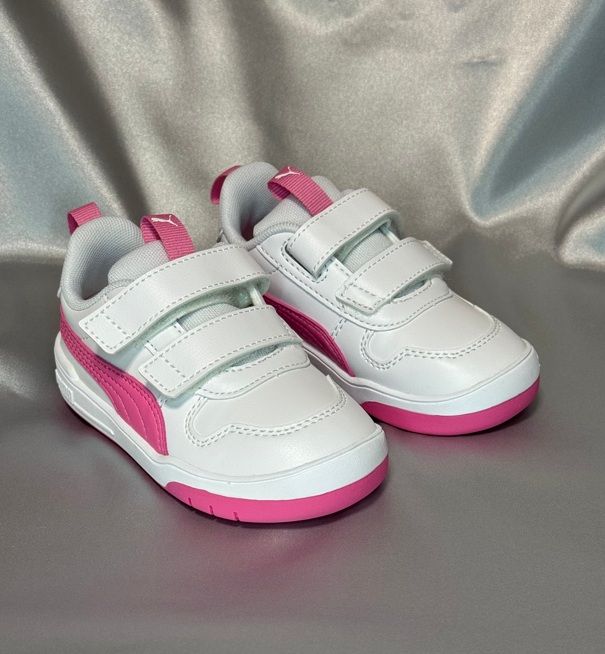 Дитячі кросівки Puma Multiflex Sl V  білого кольору з рожевими вставками, європейський бренд.