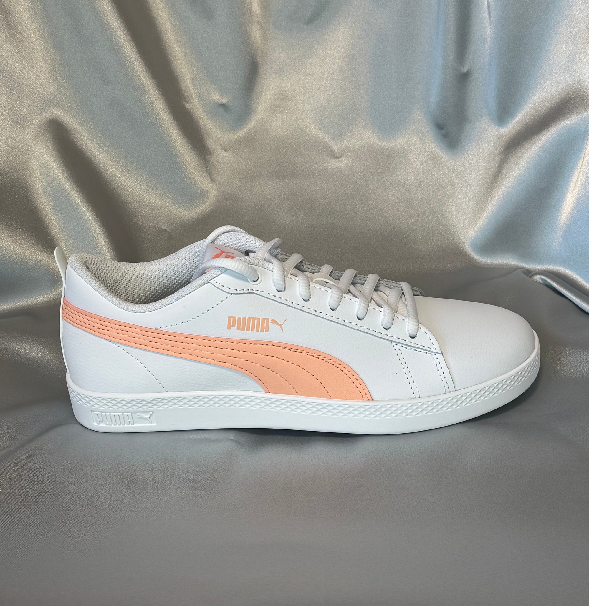 Жіночі кеди Puma Smash Wns v2 L білі з абрикосовим акцентом, європейський бренд.