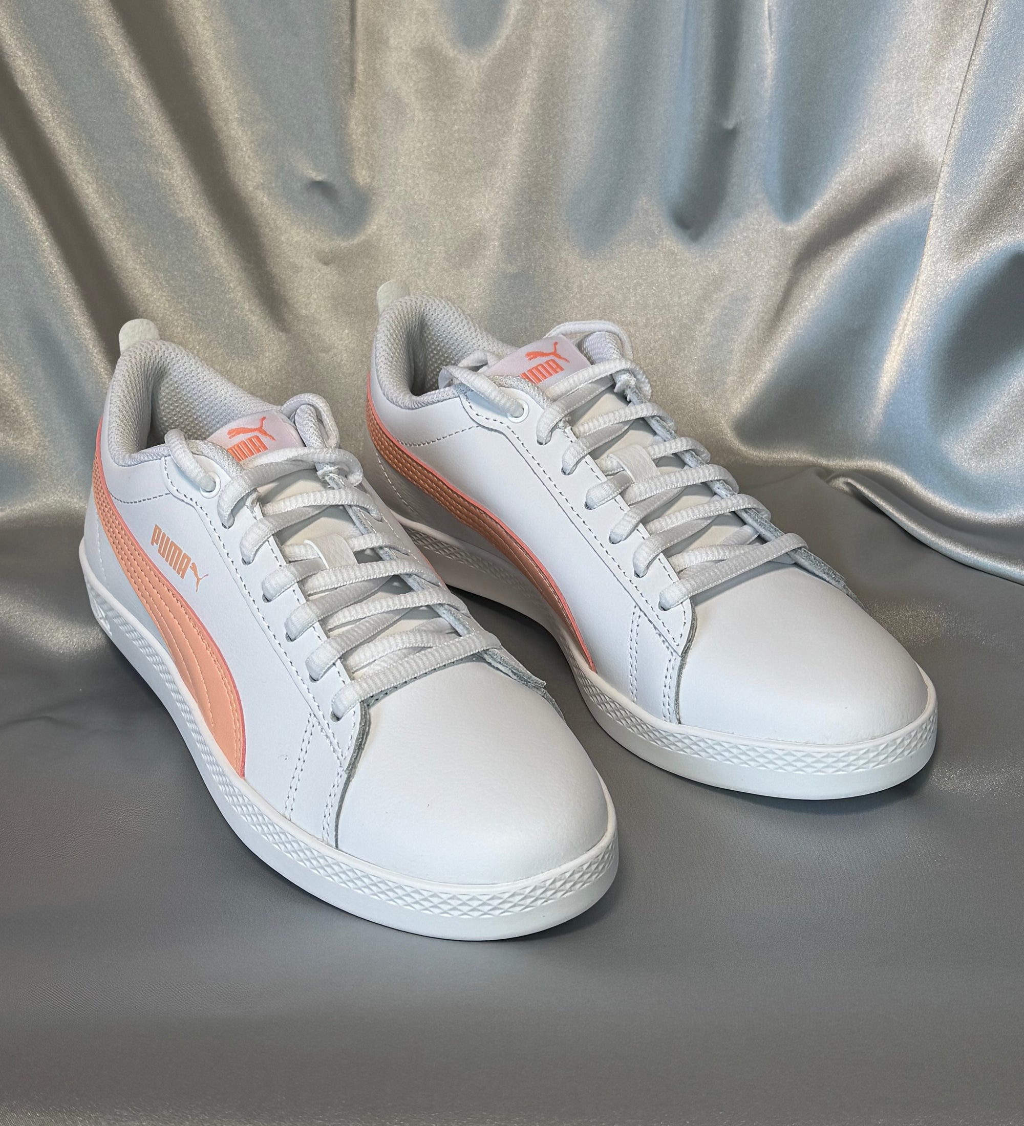 Жіночі кеди Puma Smash Wns v2 L білі з абрикосовим акцентом, європейський бренд.