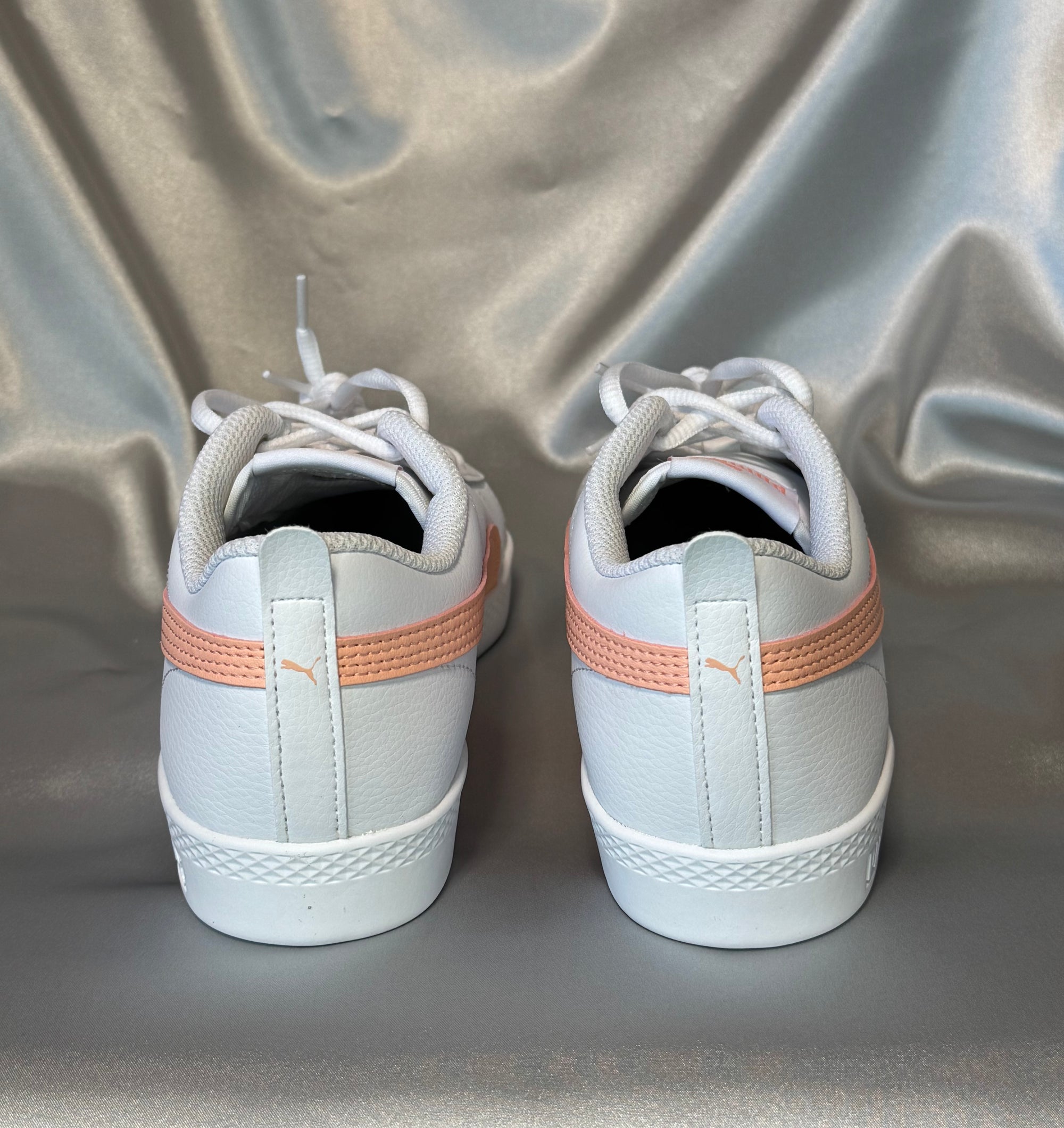 Жіночі кеди Puma Smash Wns v2 L білі з абрикосовим акцентом, європейський бренд.