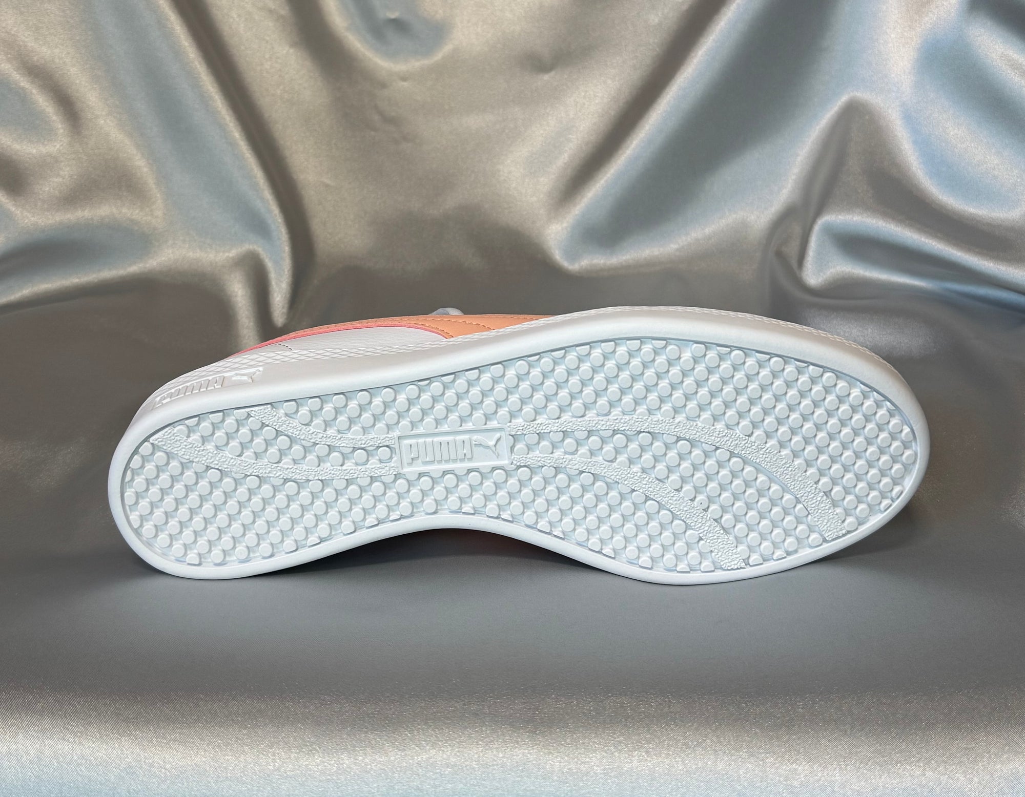 Жіночі кеди Puma Smash Wns v2 L білі з абрикосовим акцентом, європейський бренд.