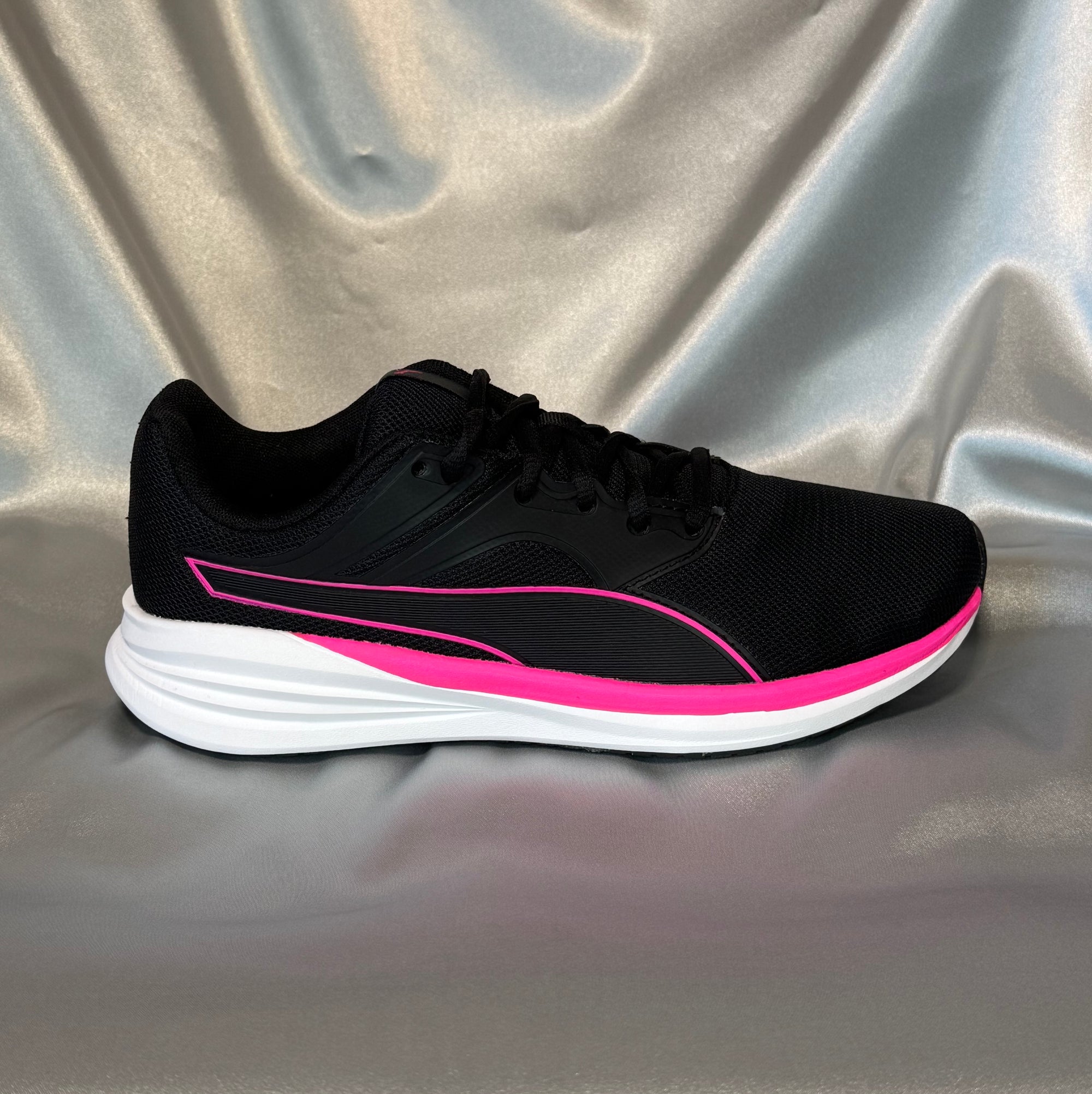 Жіночі бігові кросівки Puma Transport  чорні з насиченим рожево-малиновими вставками, європеський бренд.