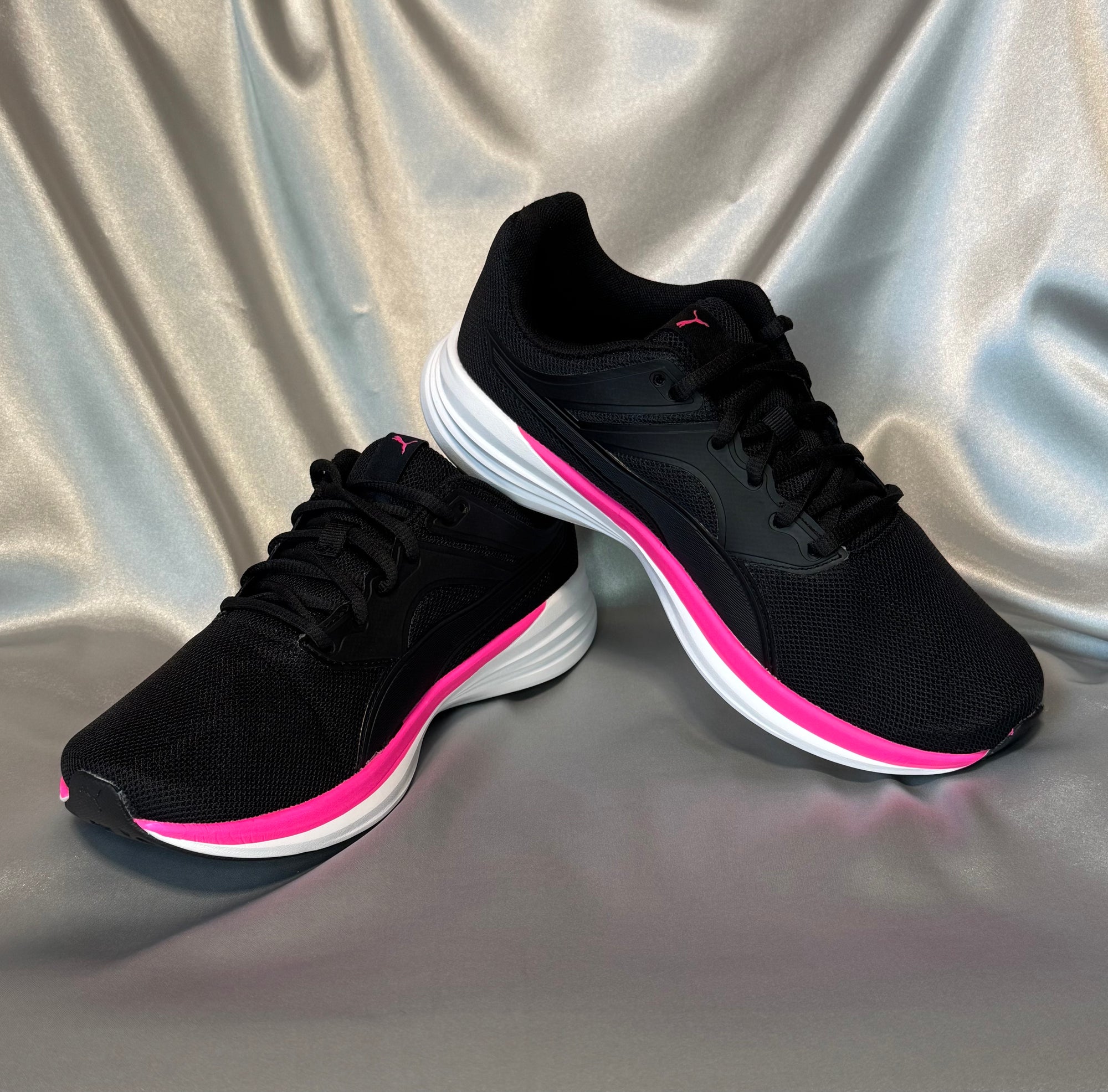 Жіночі бігові кросівки Puma Transport  чорні з насиченим рожево-малиновими вставками, європеський бренд.
