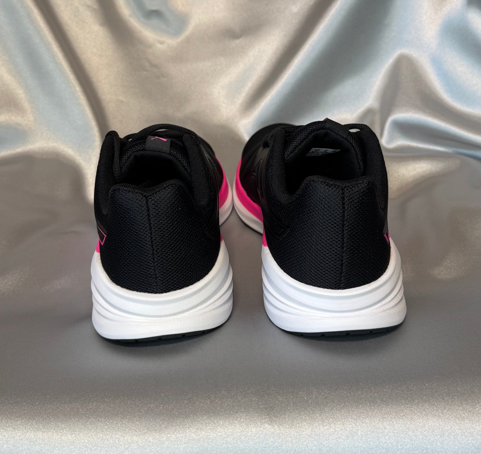 Жіночі бігові кросівки Puma Transport  чорні з насиченим рожево-малиновими вставками, європеський бренд.