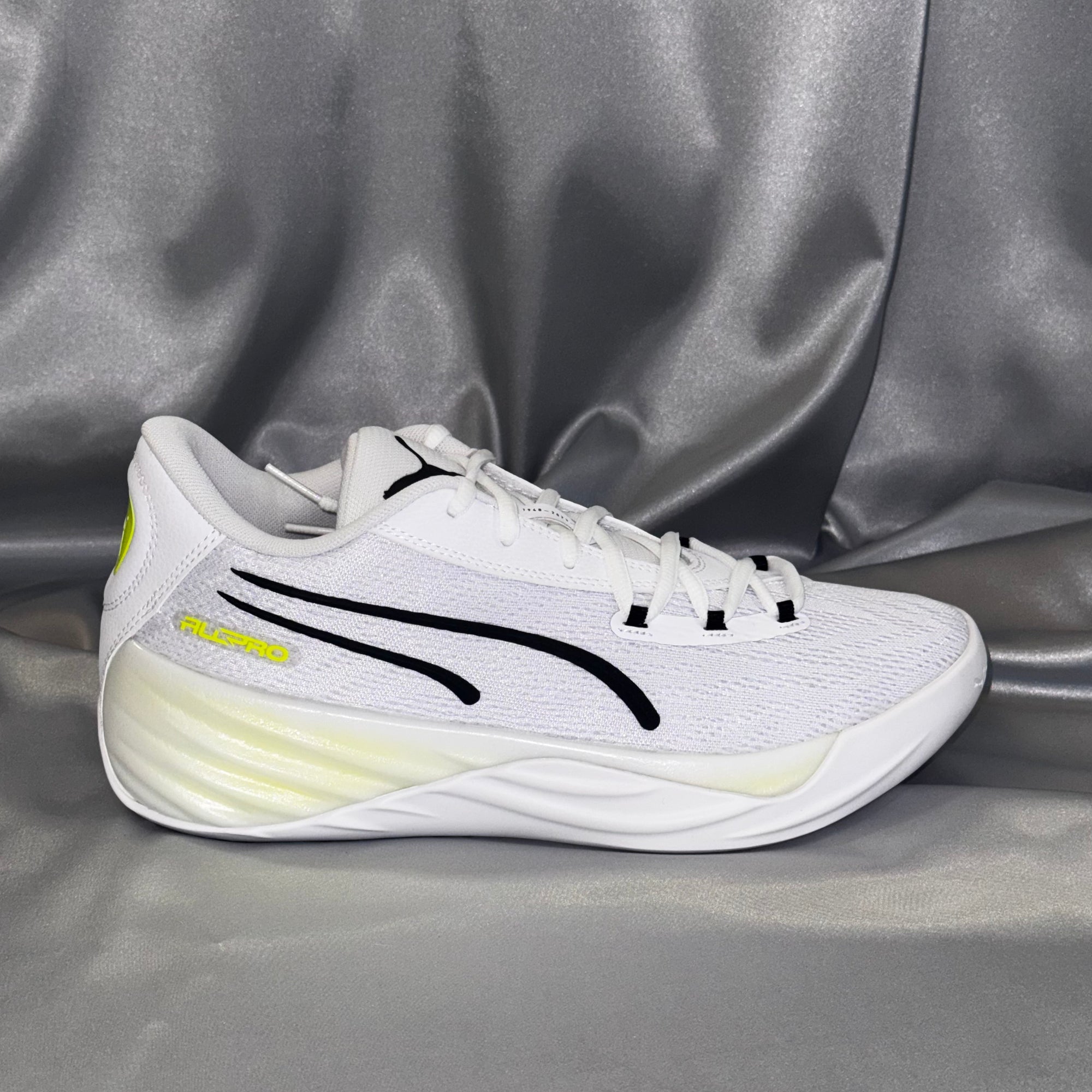 Чоловічі кросівки PUMA All-Pro Nitro White-Lime S - якісне спортивне взуття білого кольору з лаймовими акцентами, європейський бренд.