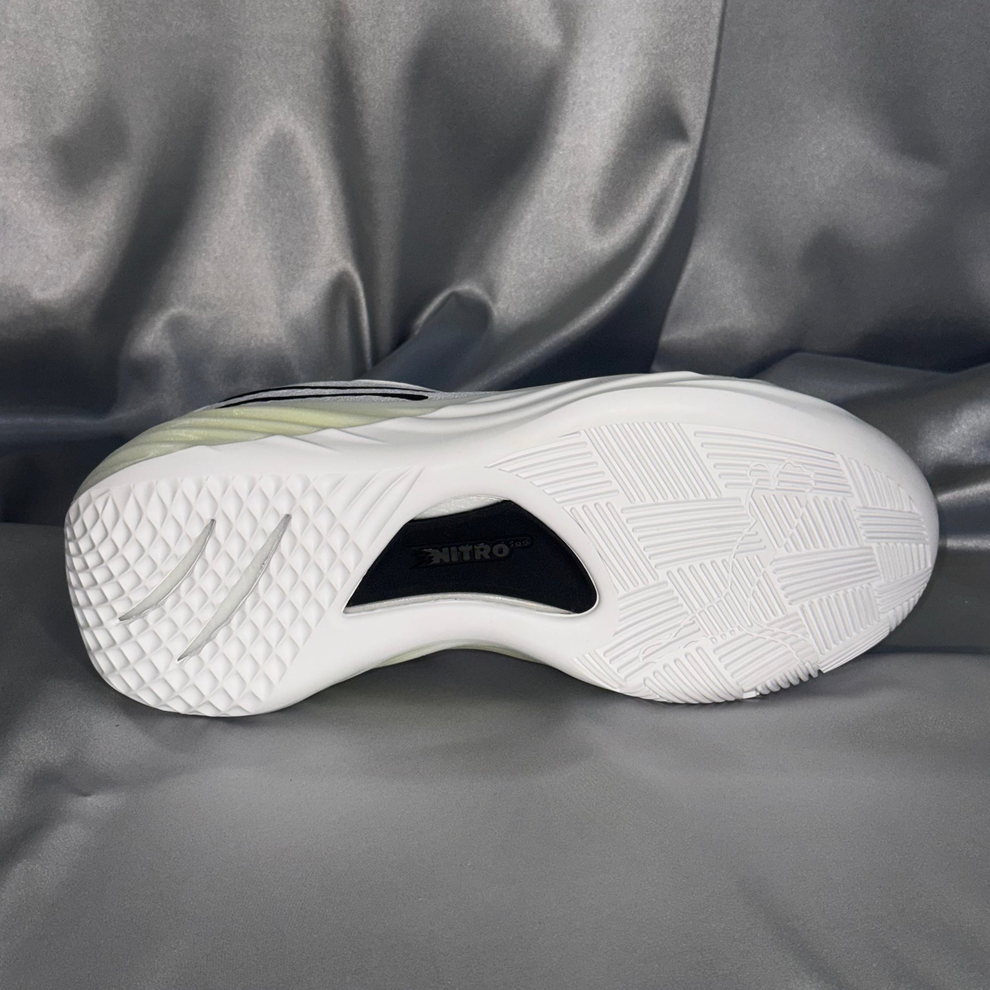 Чоловічі кросівки PUMA All-Pro Nitro White-Lime S - якісне спортивне взуття білого кольору з лаймовими акцентами, європейський бренд.