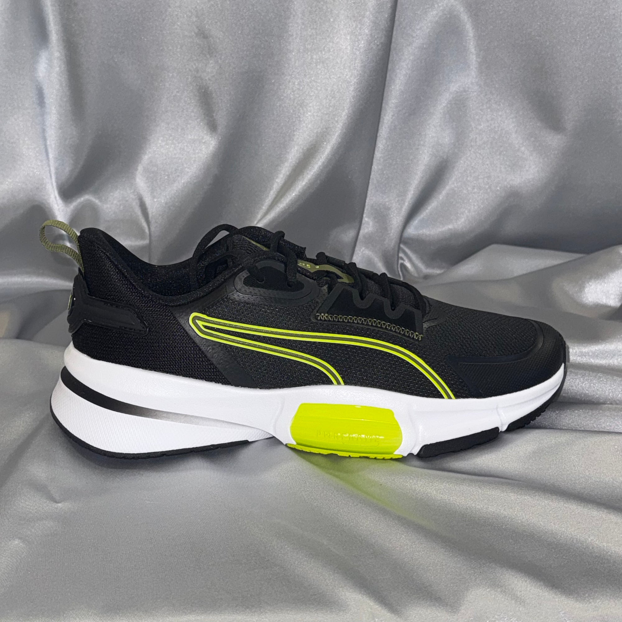 Чоловічі кросівки PUMA PWRFrame TR 3 - чорного кольору з неоново-жовтими акцентами, європейський бренд.  