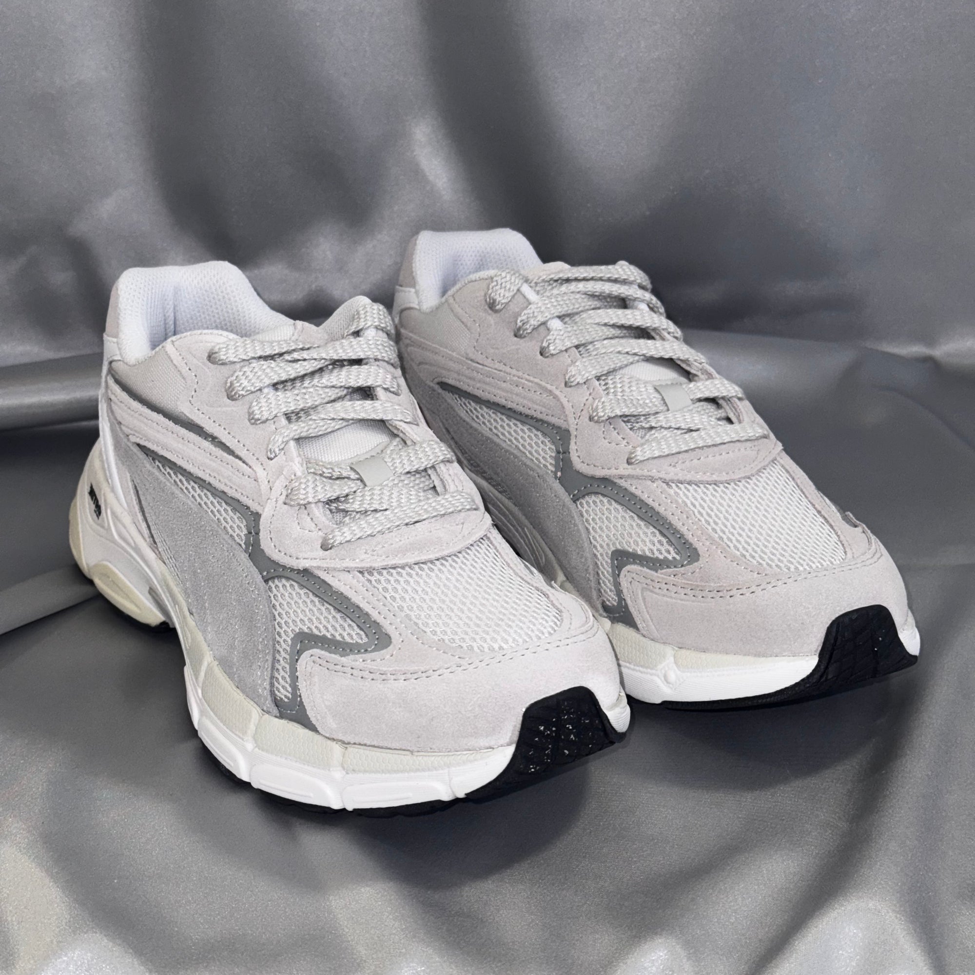 Чоловічі кросівки PUMA Teveris NITRO -світло-сірого кольору, мінімалістичний дизайн, європейський бренд.