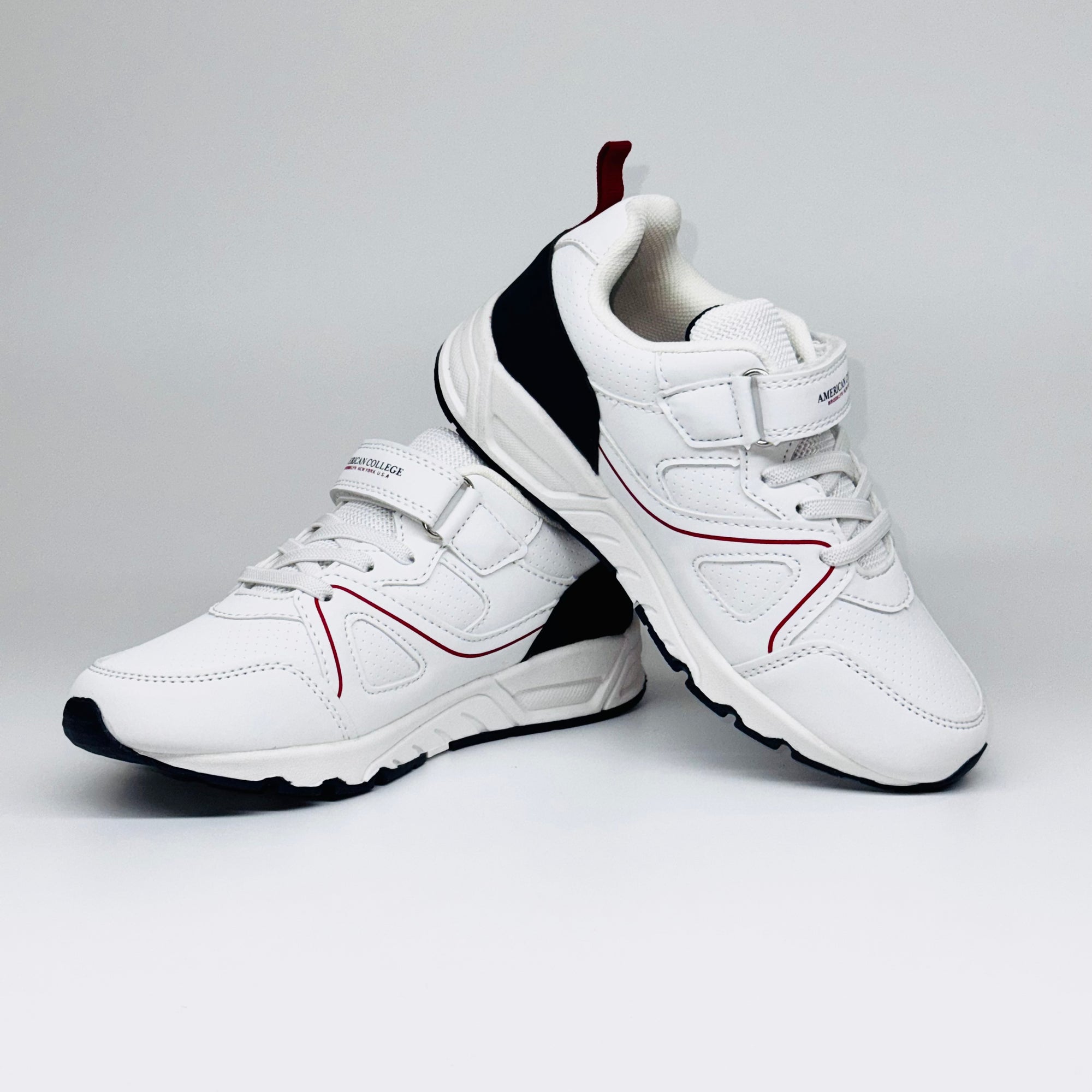 Дитячі кросівки American College Wrangler Kids - WhiteNavy  білого кольору з синіми та червоними всиавками, європейський бренд.