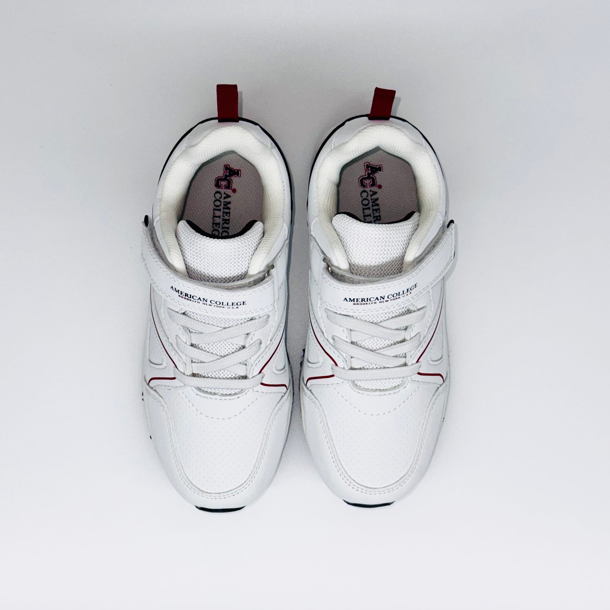 Дитячі кросівки American College Wrangler Kids - WhiteNavy  білого кольору з синіми та червоними всиавками, європейський бренд.