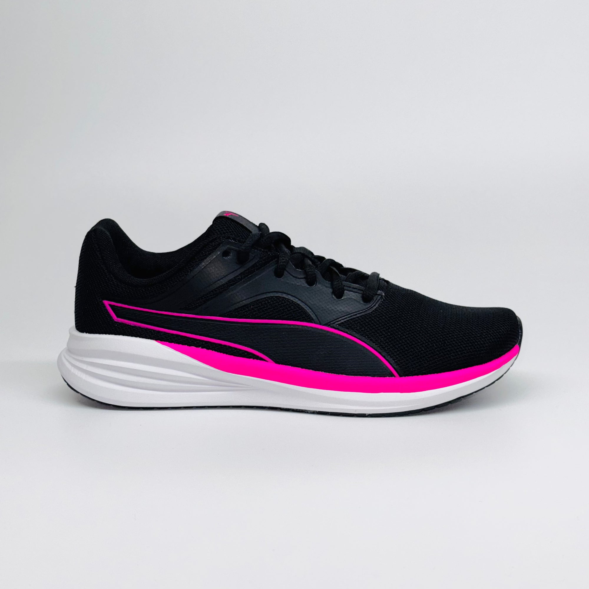 Жіночі бігові кросівки Puma Transport  чорні з насиченим рожево-малиновими вставками, європеський бренд.