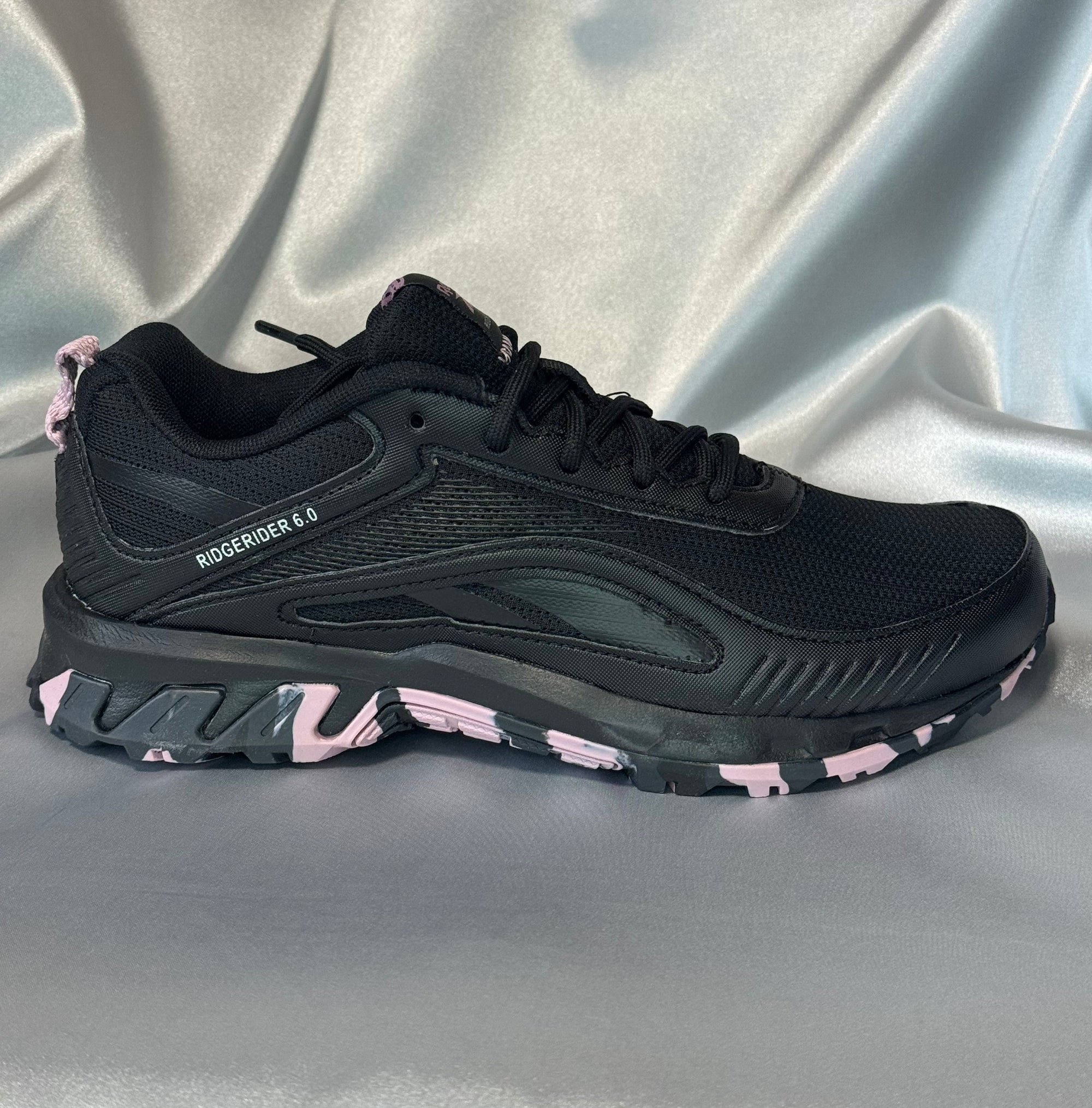 Жіночі кросівки Reebok Ridgerider 6.0 чорні з фіолетовими вставками, європейський бренд.