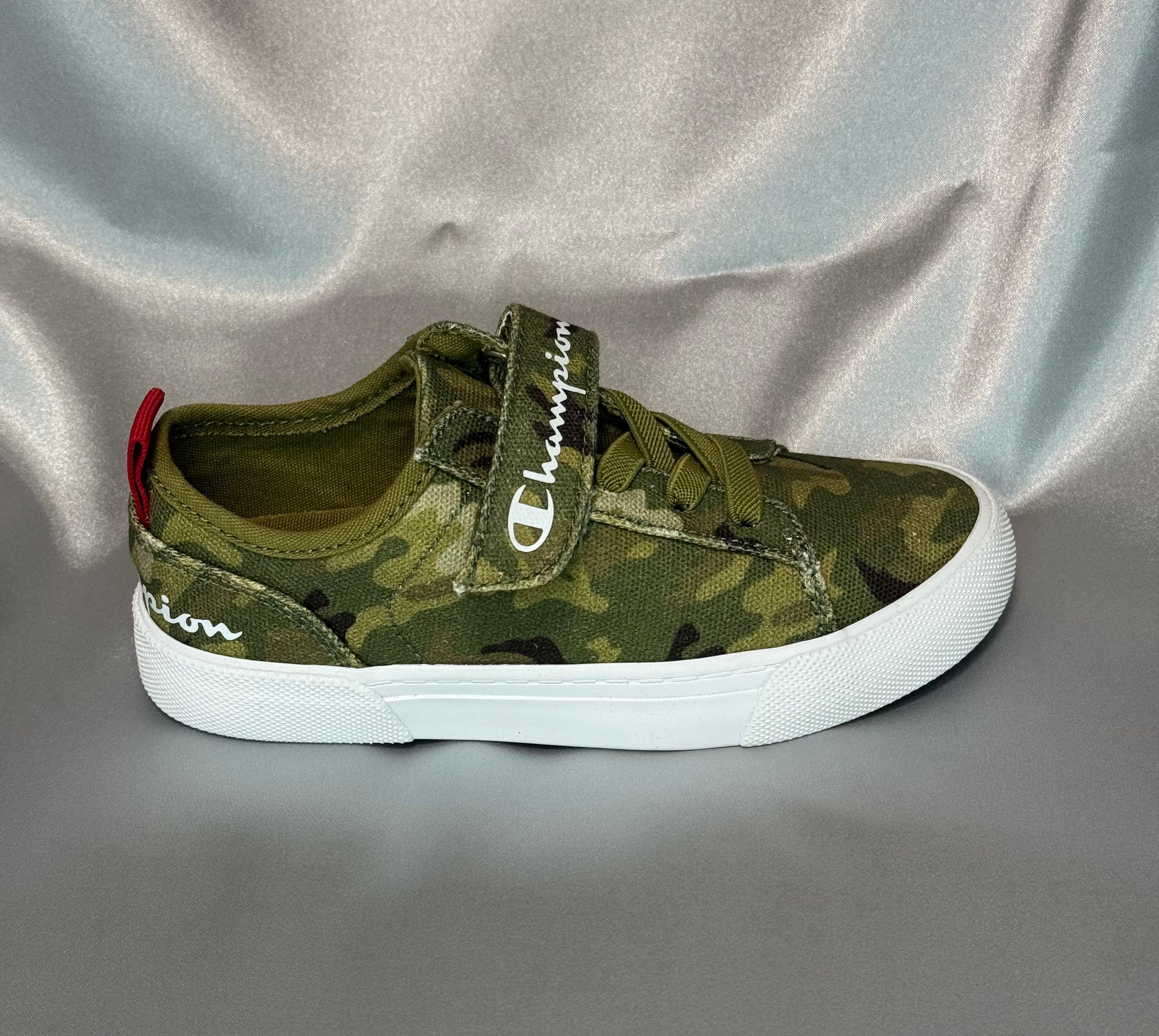 Дитячі кеди Champion Revoli Low B Ps Myg Camo  кольору хакі з білою підошвою, європейський бренд.