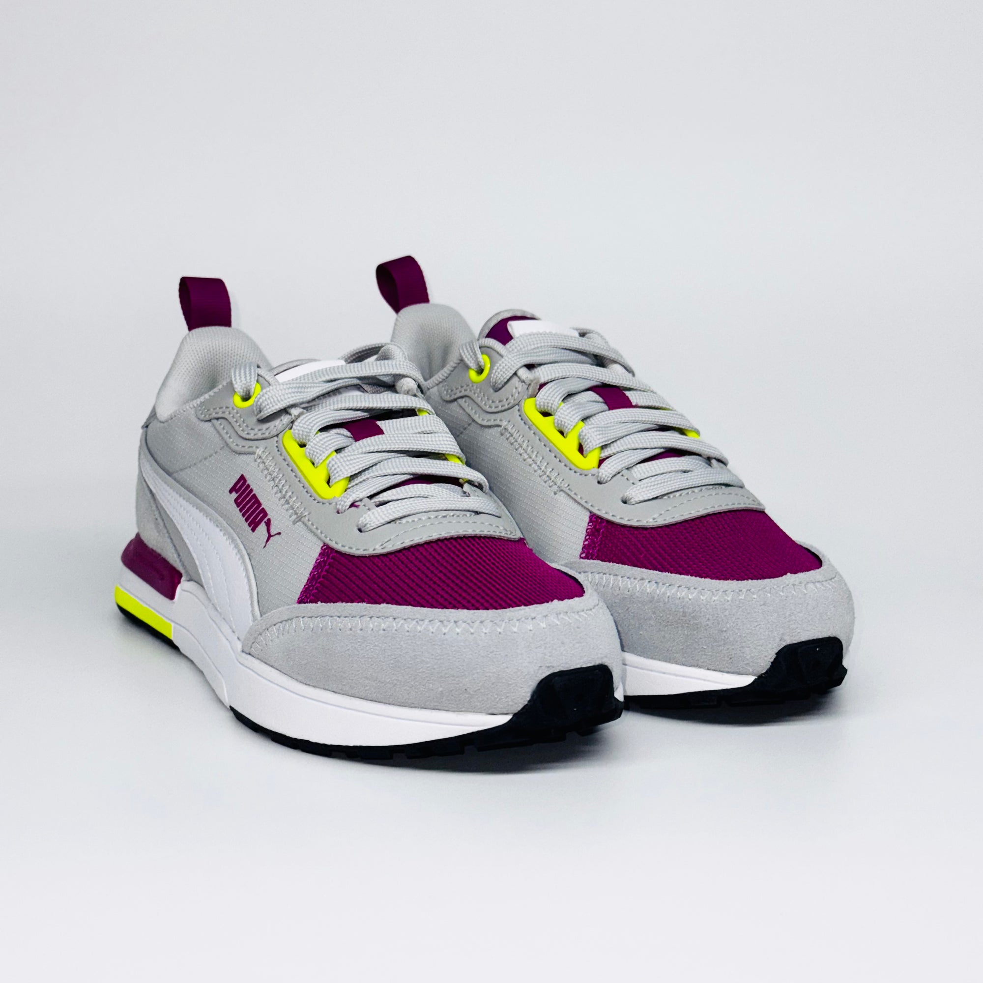 Жіночі кросівки Puma R22 White Yellow Alert білі з сірим кольором з рожевими та жовтими вставками, європейський бренд.