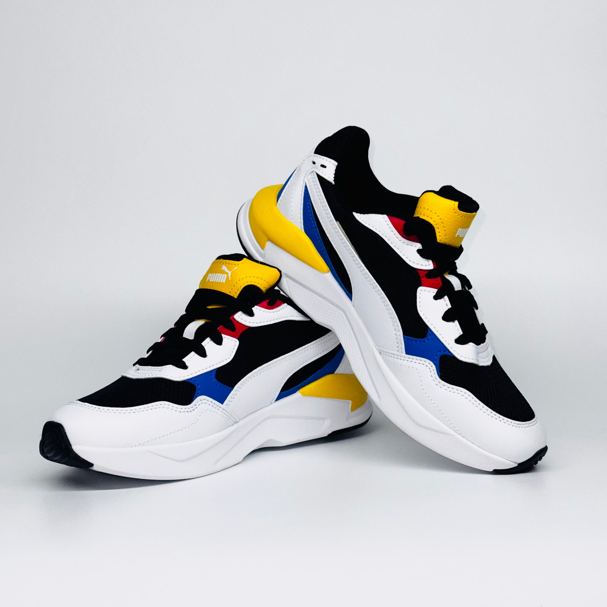 Чоловічі кросівки Puma X Ray Speed Lite білі, з контрасними жовтими, синіми і чорними елементами, європейський бренд.