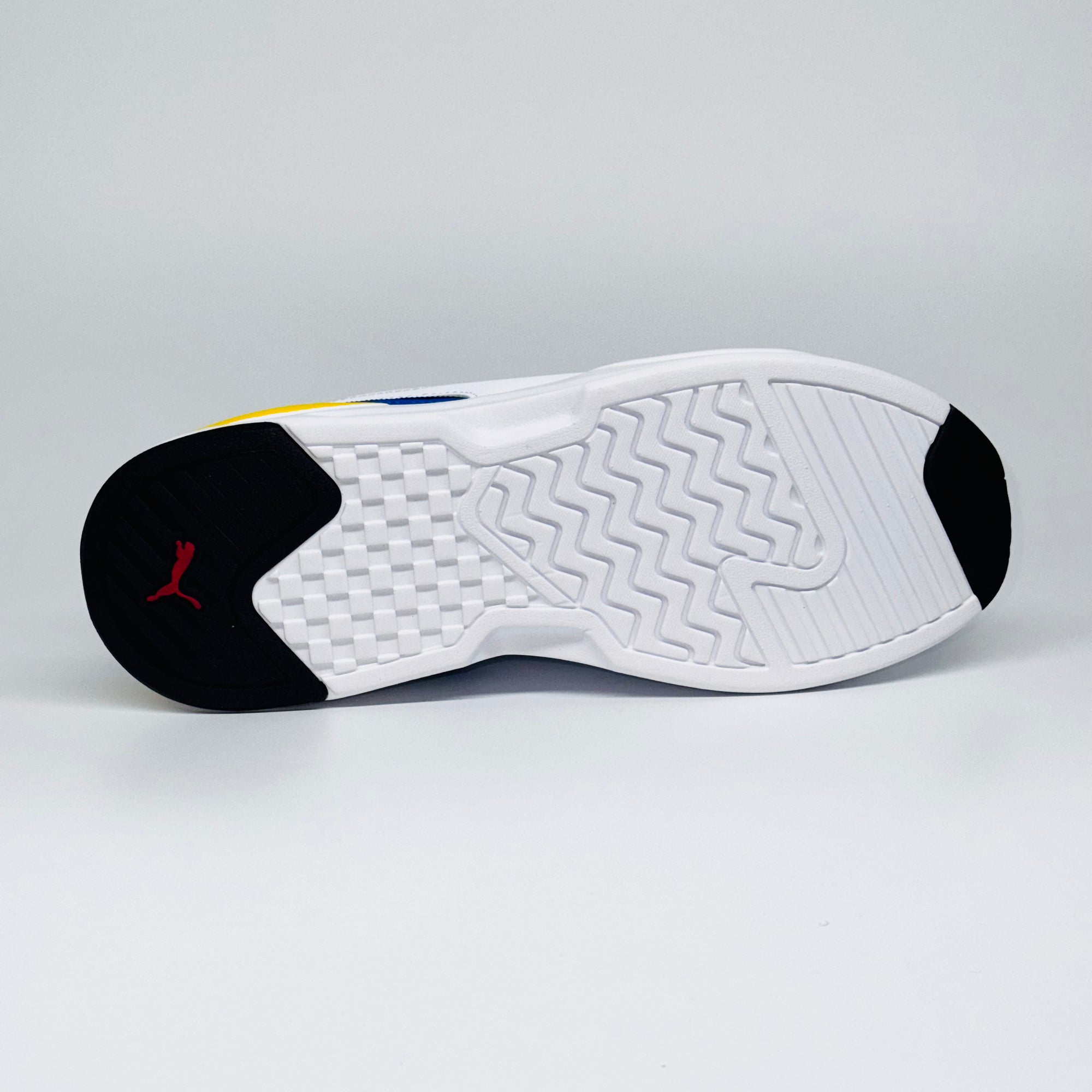 Чоловічі кросівки Puma X Ray Speed Lite білі, з контрасними жовтими, синіми і чорними елементами, європейський бренд.