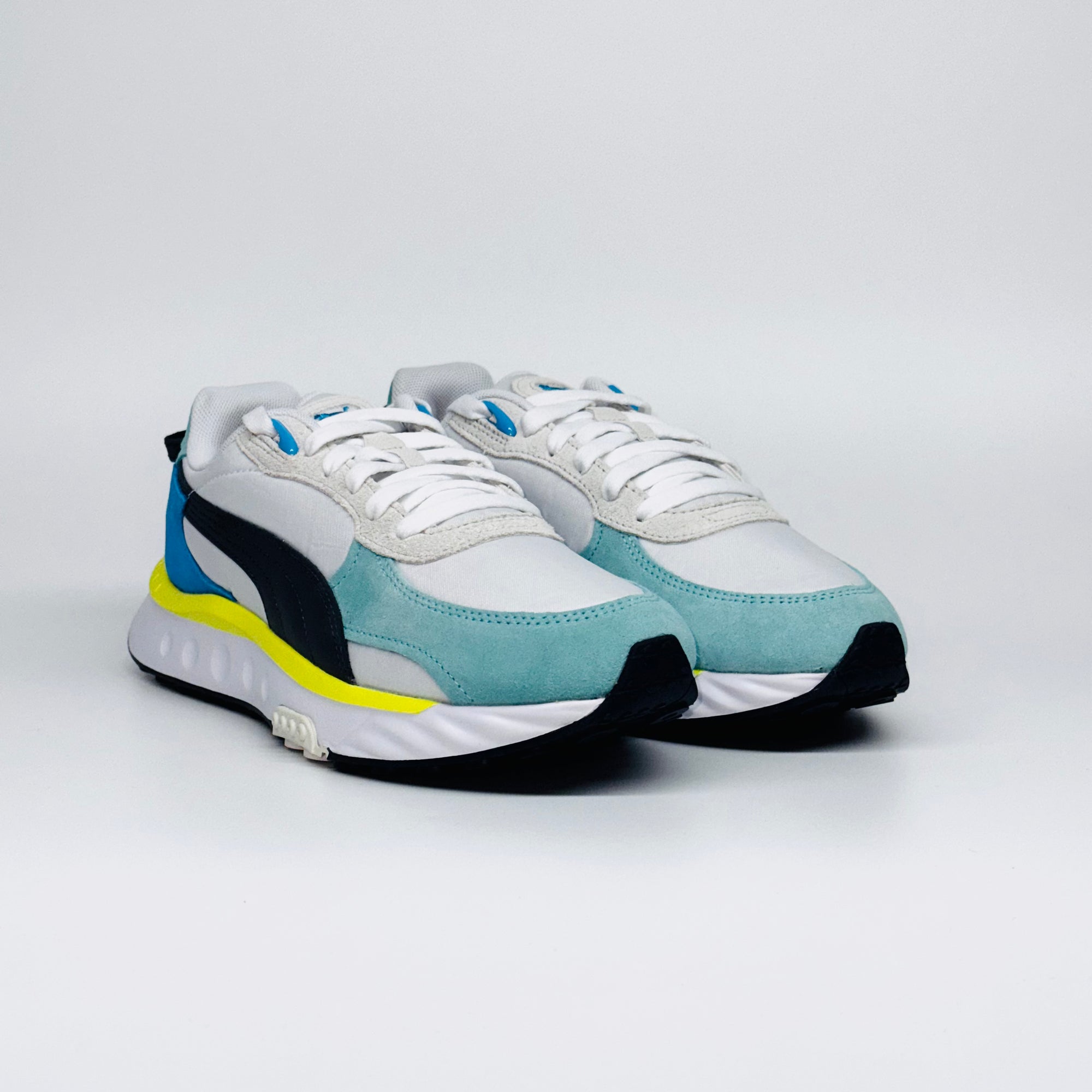 Чоловічі кросівки PUMA Wild Rider Rollin - біло-сіро-бірюзового кольору з жовтими акцентами, європейський бренд, якісне взуття.