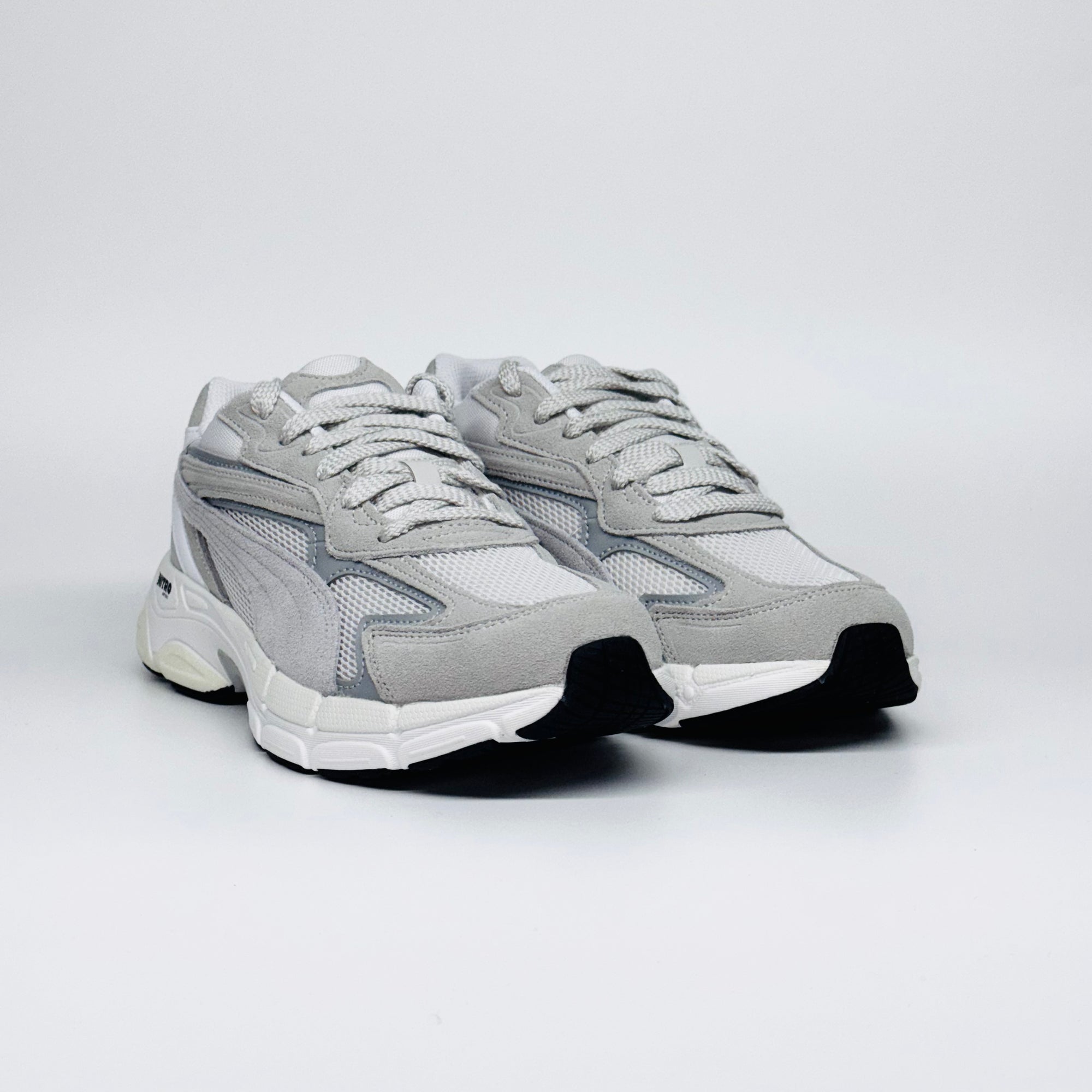 Чоловічі кросівки PUMA Teveris NITRO -світло-сірого кольору, мінімалістичний дизайн, європейський бренд.