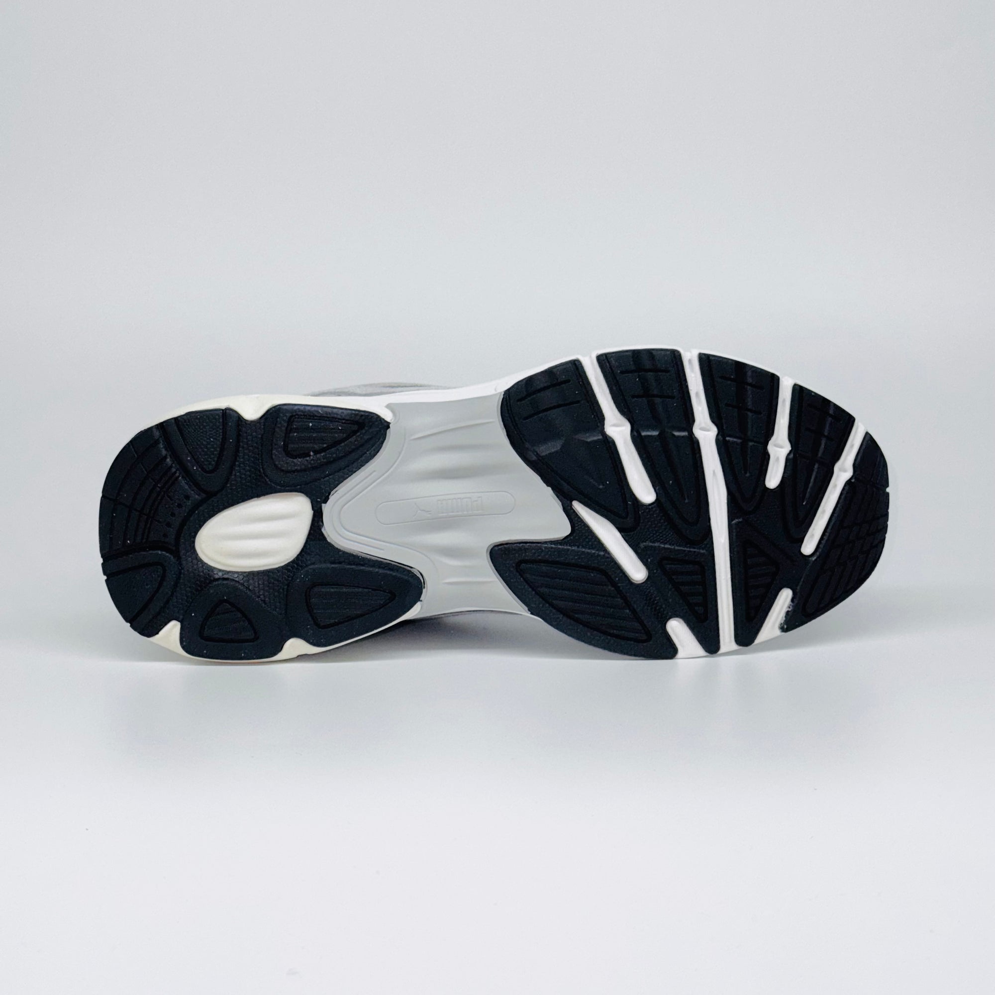 Чоловічі кросівки PUMA Teveris NITRO -світло-сірого кольору, мінімалістичний дизайн, європейський бренд.