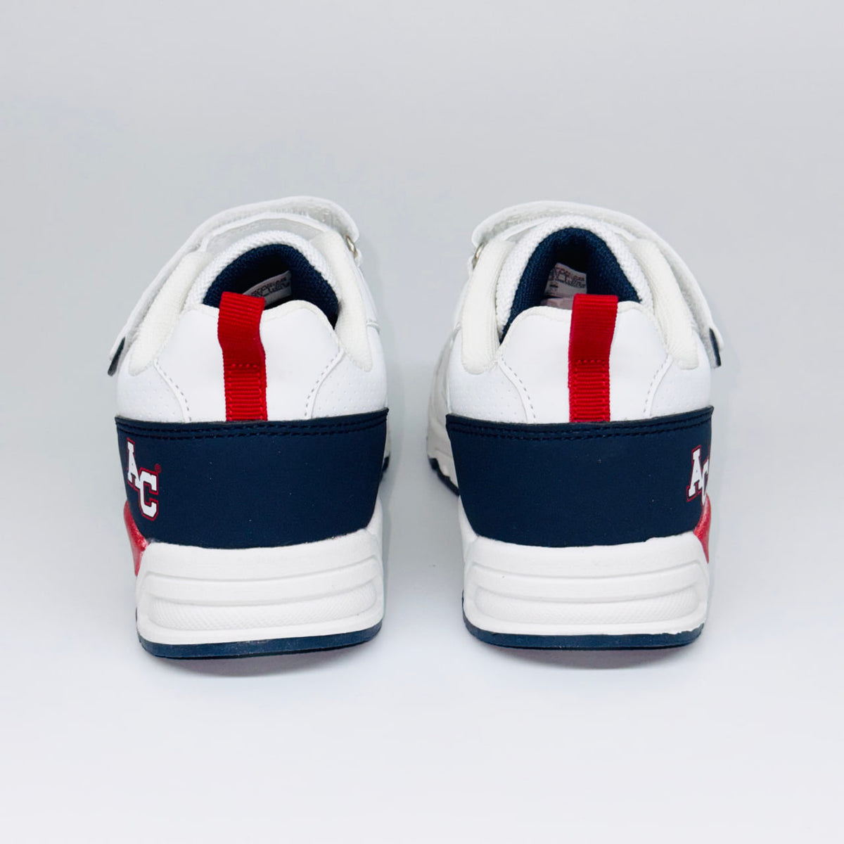 Дитячі кросівки American College Wrangler Kids - White Navy, задня частина з логотипом AC.