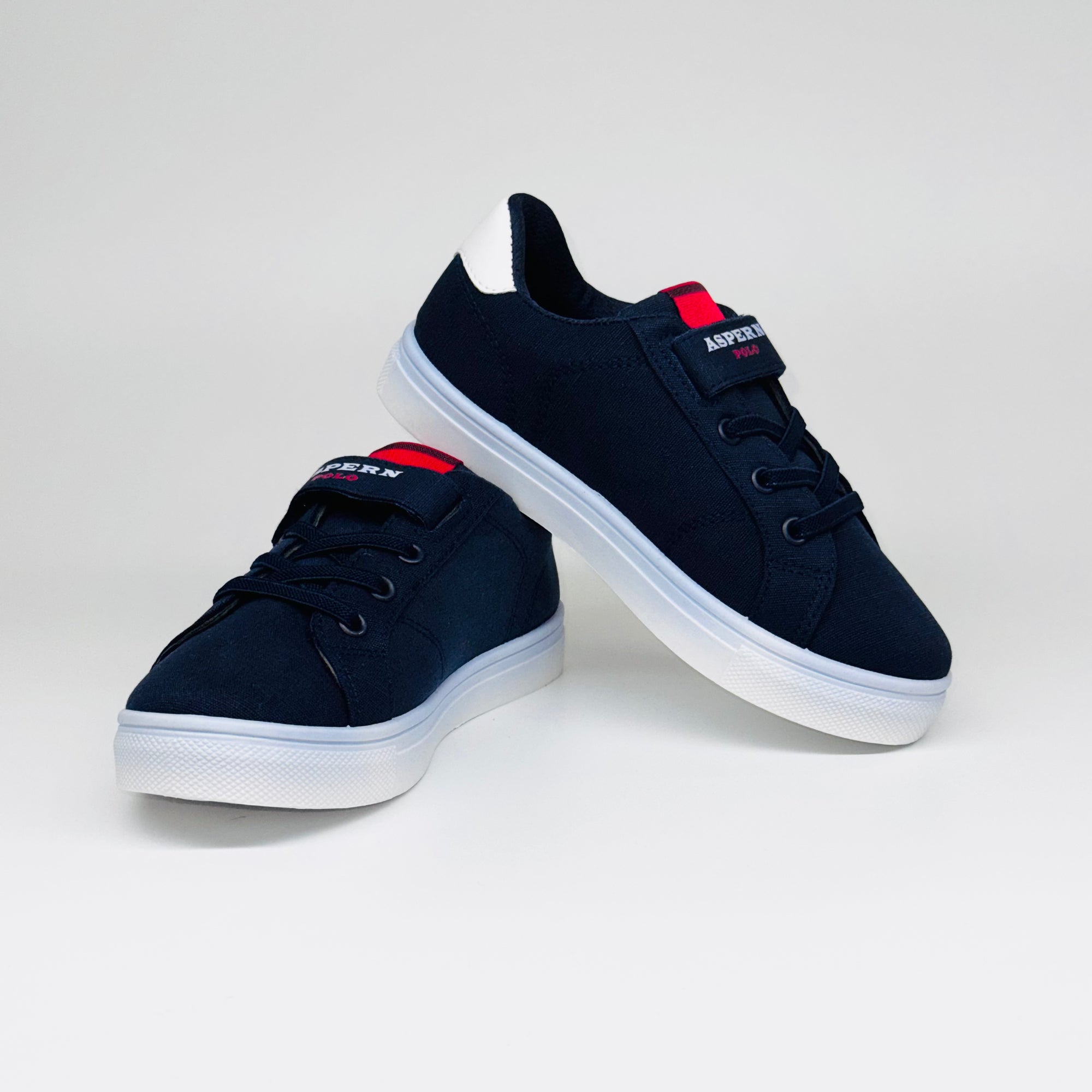 Дитячі кросівки Aspern Polo 80 Marla Kids: стильна презентація моделі в синьому кольорі.