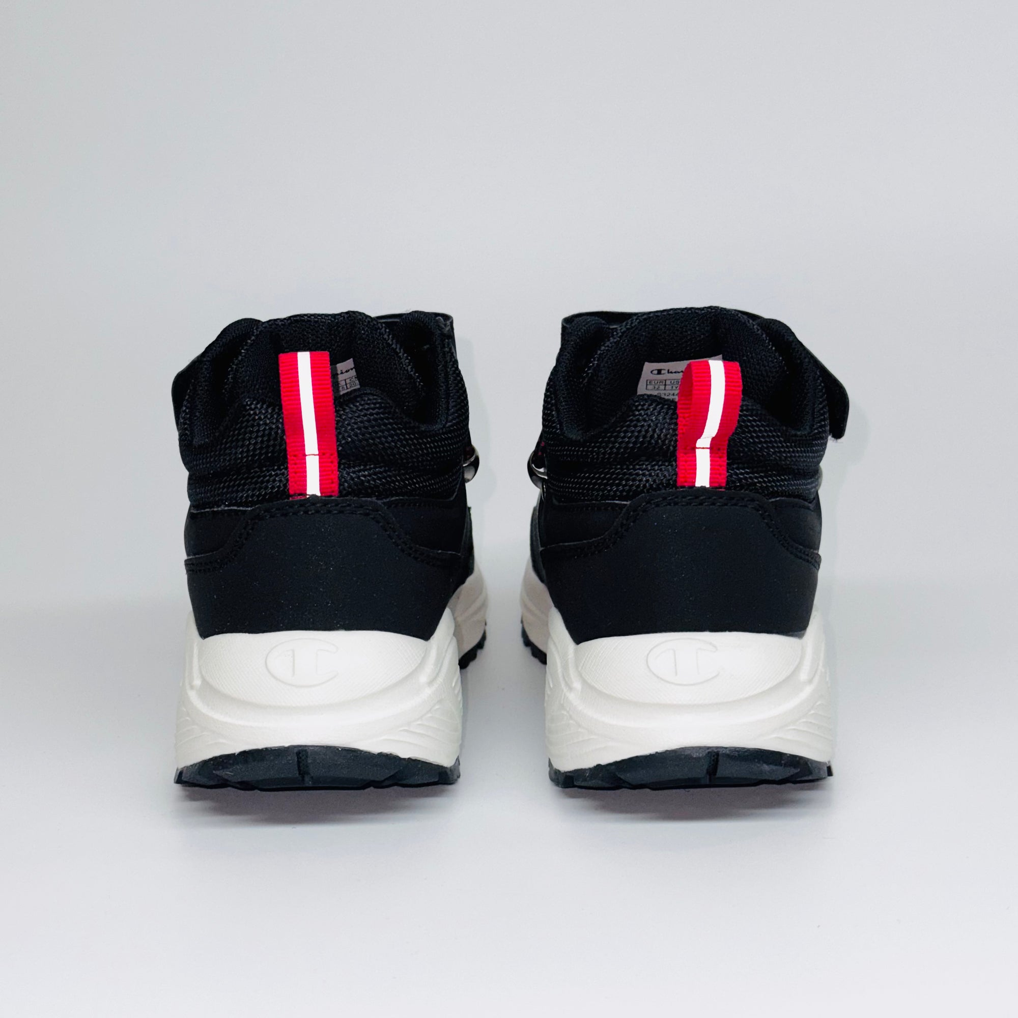 Дитячі кросівки Champion Climb Rx Mid, вигляд ззаду на червону петельку та масивну підошву.