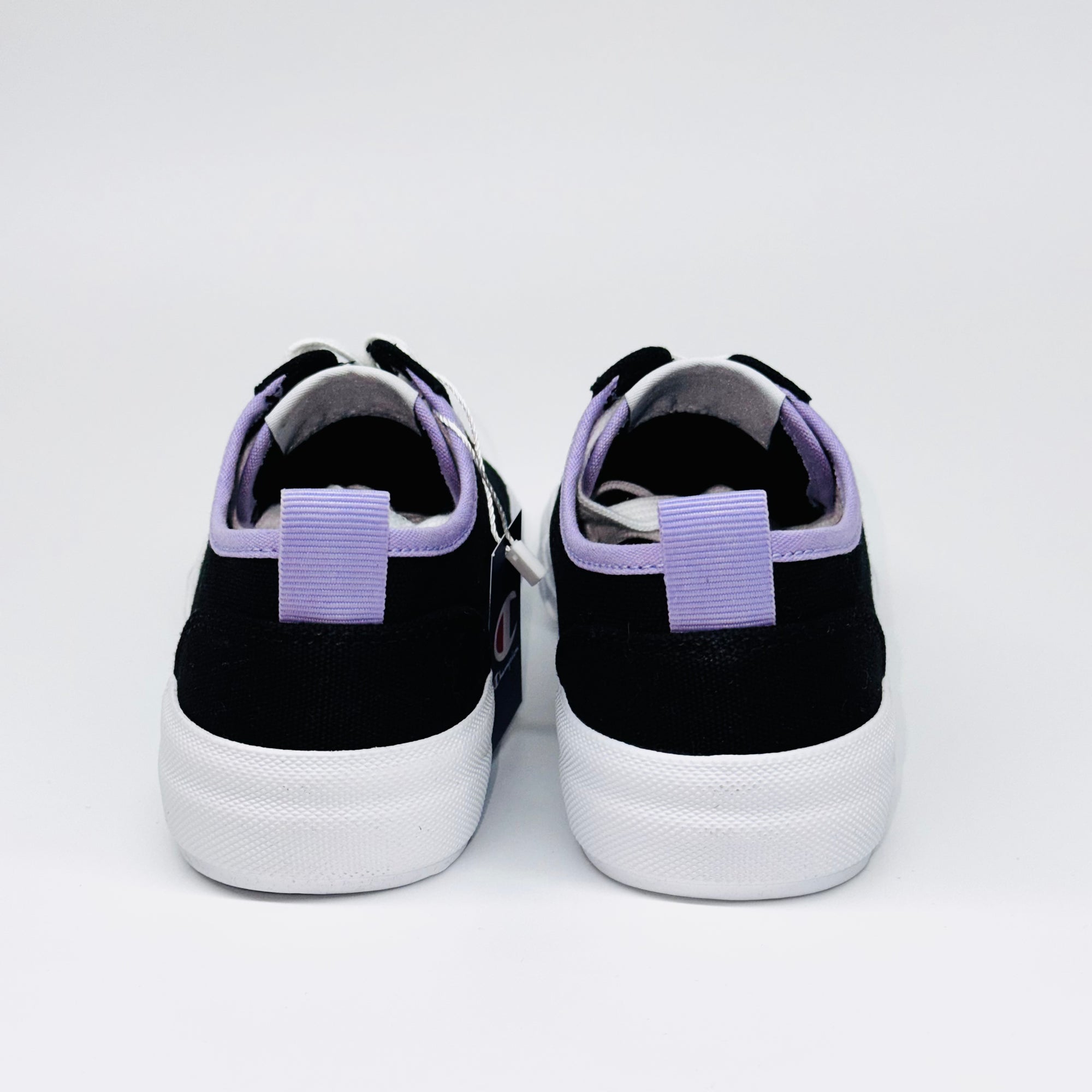 Жіночі кеди Champion Low Cut Shoe Revoli Nbk, вид ззаду на фіолетову петельку та білу підошву.